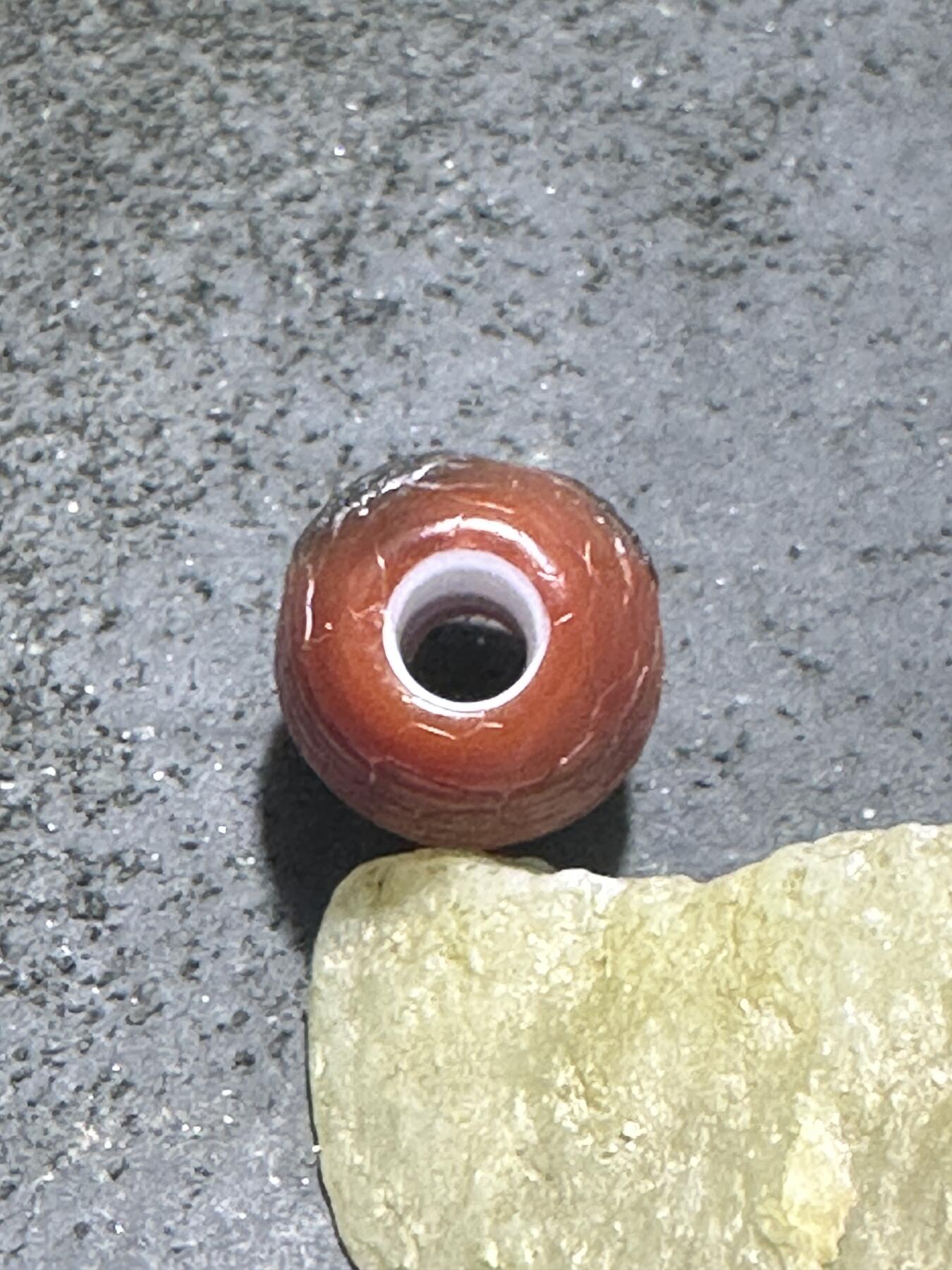 高玉化龙鳞风化纹缠丝玛瑙随形桶珠一颗