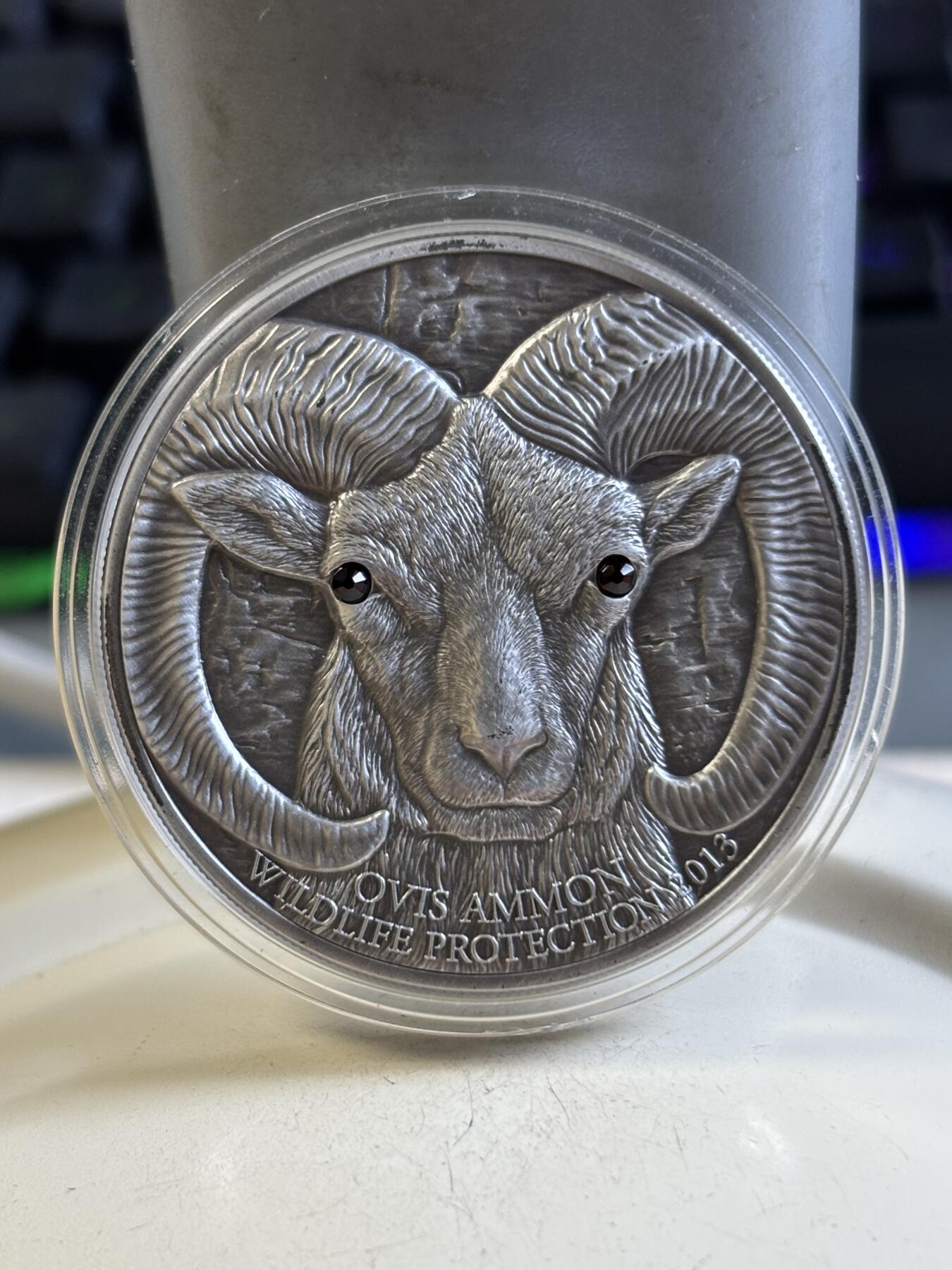 第193期拍卖 蒙古2013年草原动物系列盘羊仿古镶嵌水晶银币，999银，发行2500枚