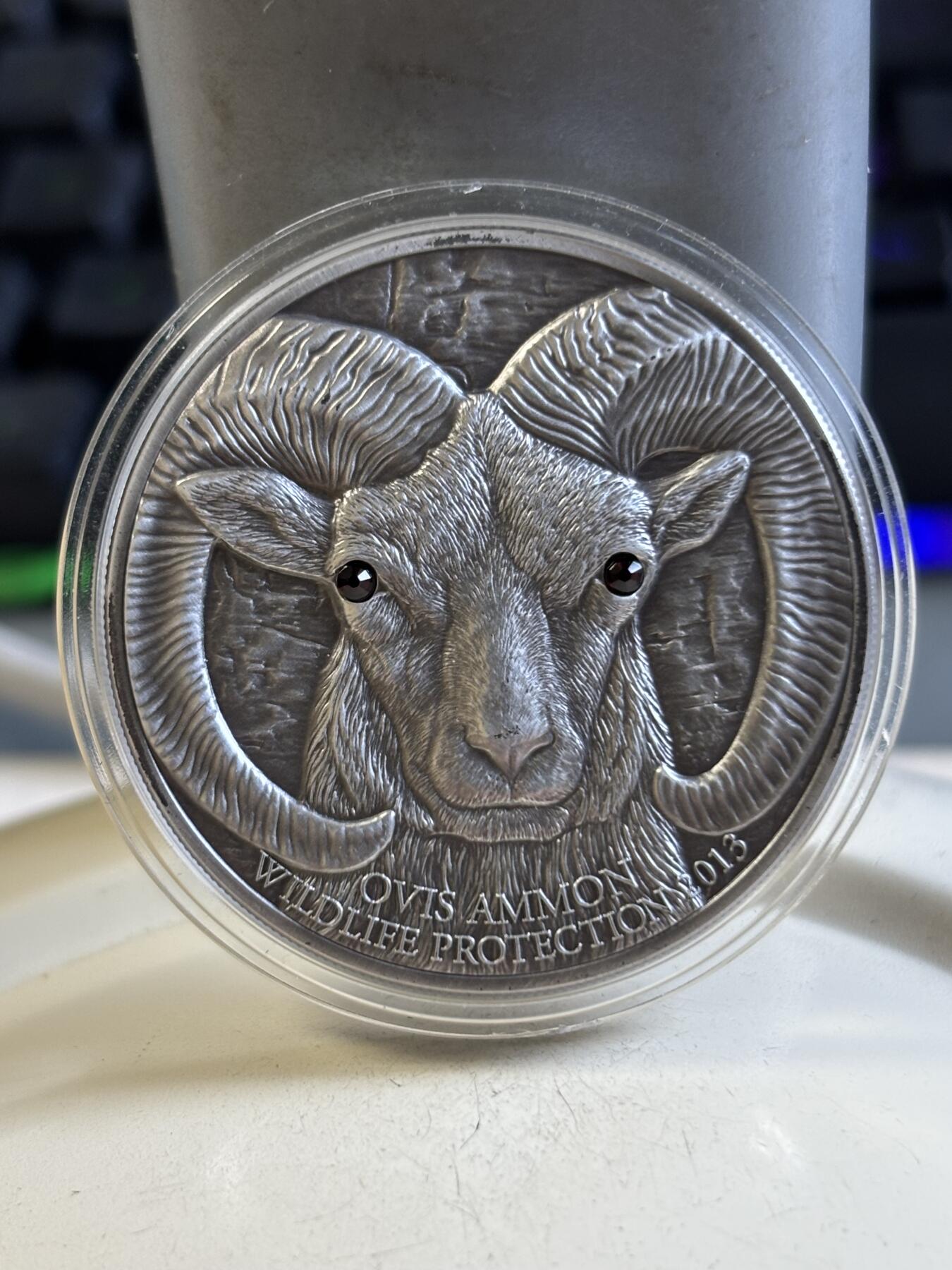 第193期拍卖 蒙古2013年草原动物系列盘羊仿古镶嵌水晶银币，999银，发行2500枚