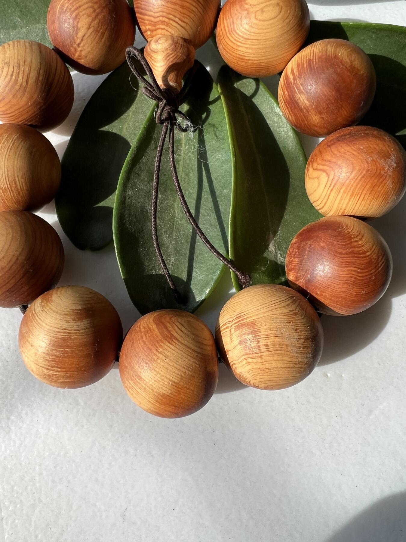 零元拍：崖柏老料2.0手串，十年前的存货了，油性极大。