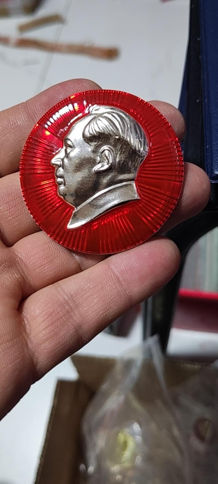 毛主席像章拍场，都是部队题材章 🔥🔥🔥🔥毛主席像章，50.3毫米，背面有铭文：中国人民解放军炮兵