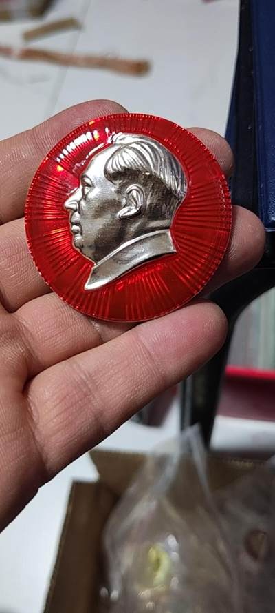 毛主席像章拍场，都是部队题材章 - 🔥🔥🔥🔥毛主席像章，50.3毫米，背面有铭文：中国人民解放军炮兵