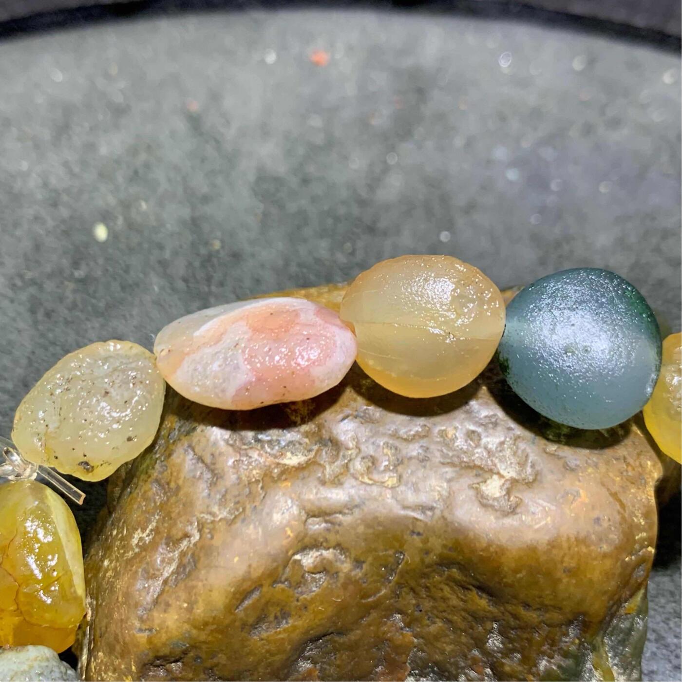 精美阿拉善玛瑙彩珠原石手串一条，