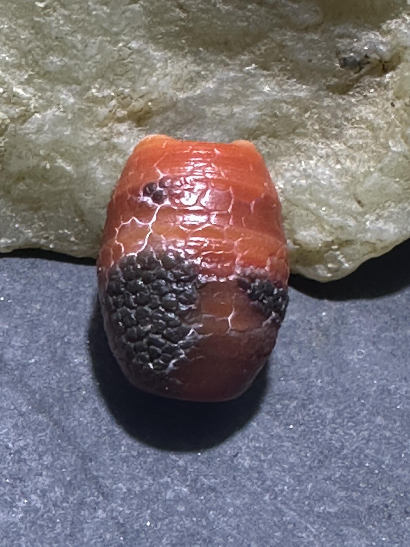 高玉化龙鳞风化纹缠丝玛瑙随形桶珠一颗