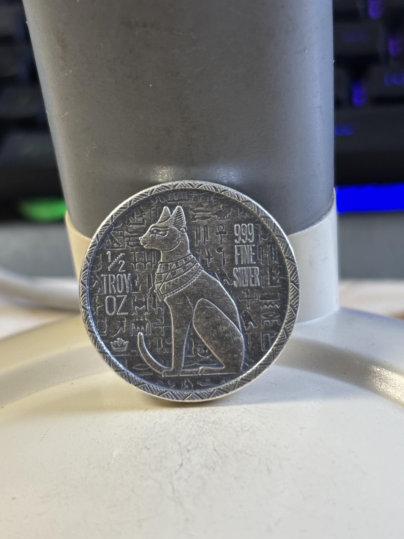 第193期拍卖 美国埃及文化系列猫神手浇1/2盎司仿古纪念银章，999银