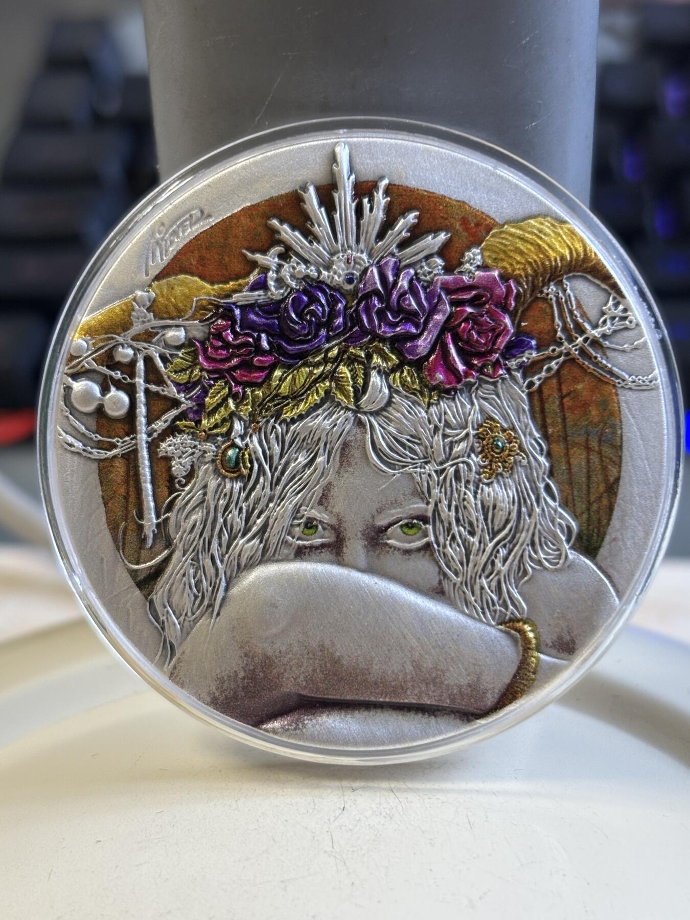 第193期拍卖 纽埃2024年黑暗女神系列FAUNA女神彩色纪念银币，999银，50克，发行300枚