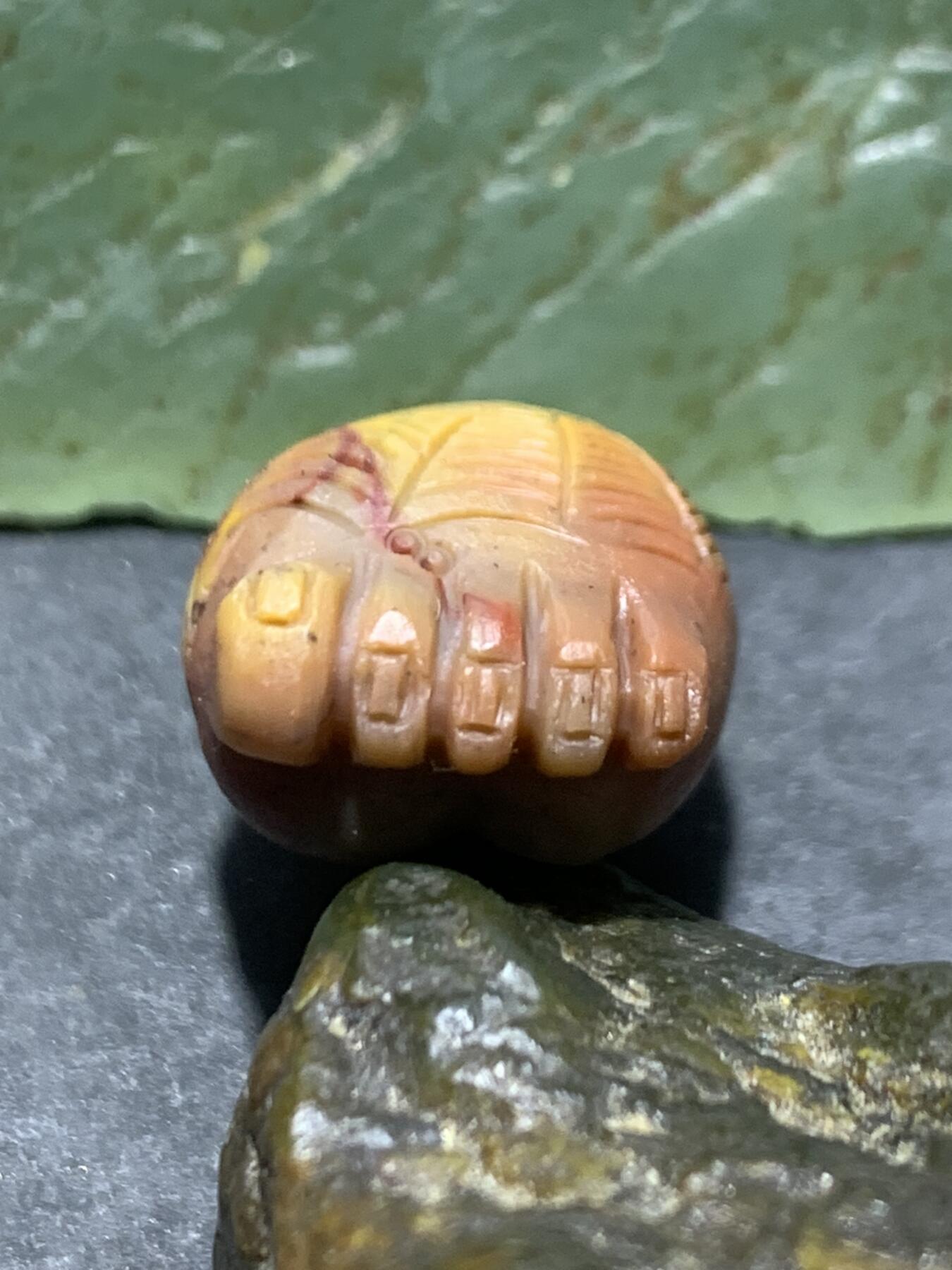 精美亚光盐源玛瑙手工雕刻“知足常乐”吊坠一颗