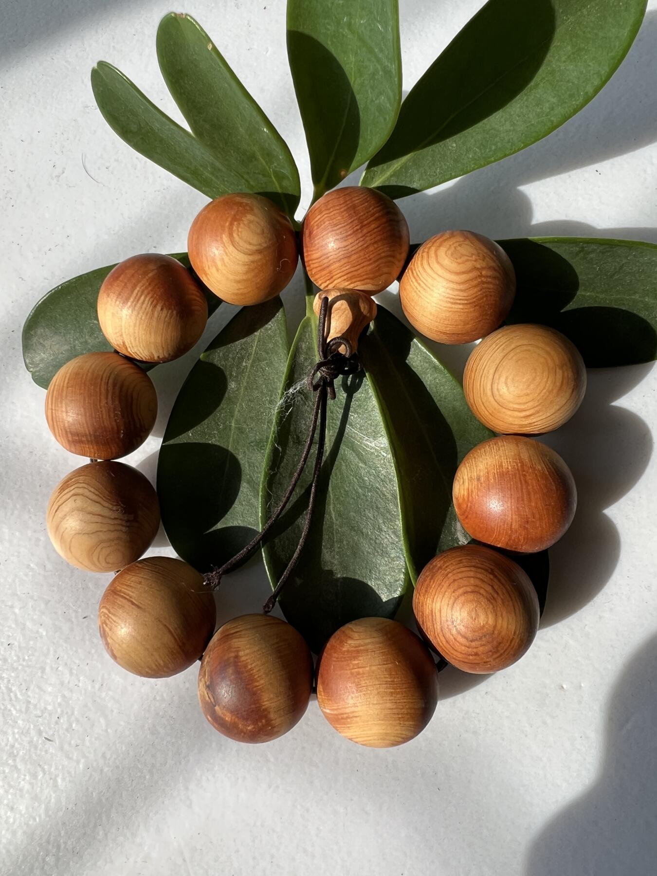 零元拍：崖柏老料2.0手串，十年前的存货了，油性极大。