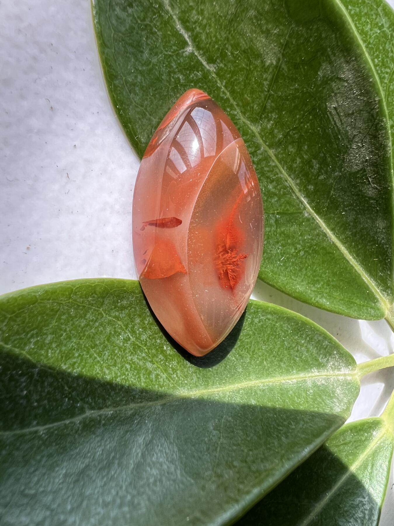 零元拍：南红玛瑙蛋面，有漂亮的草花。都是十多年前的存货了，长约 31MM，宽约 15MM，厚约 8MM约6克 ，因为拍照环境以及光线的变化，颜色以实物为准。