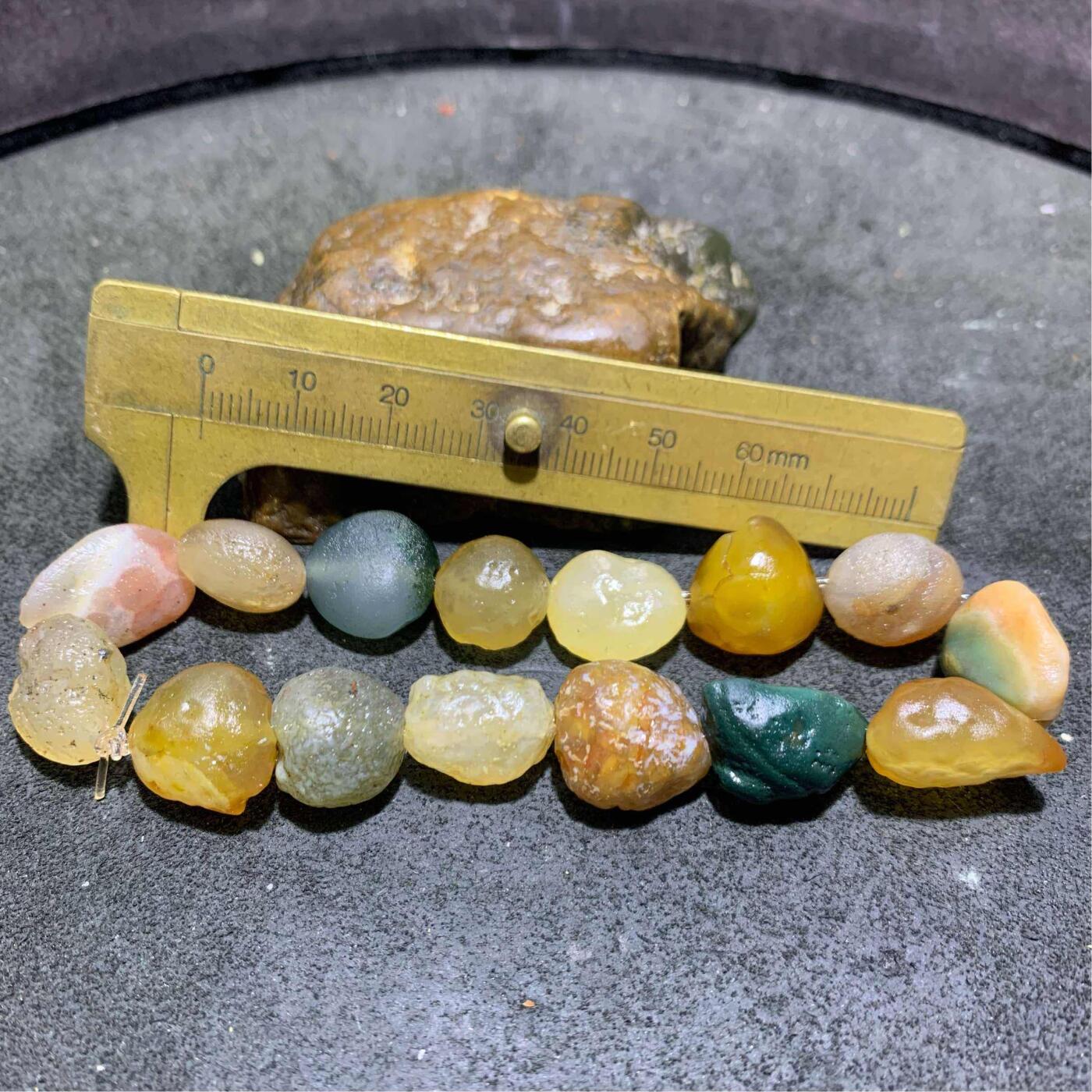 精美阿拉善玛瑙彩珠原石手串一条，