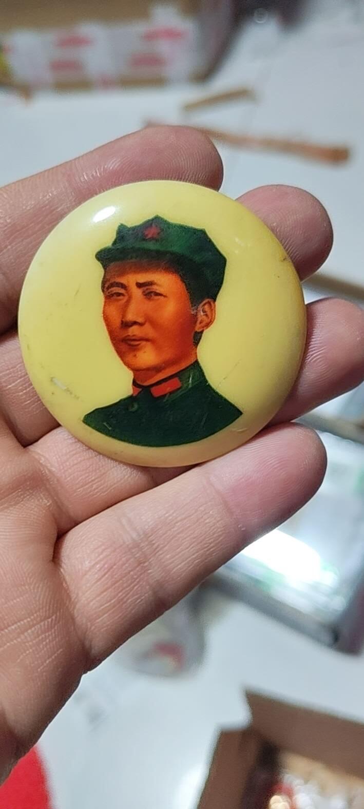 毛主席像章拍场，都是部队题材章