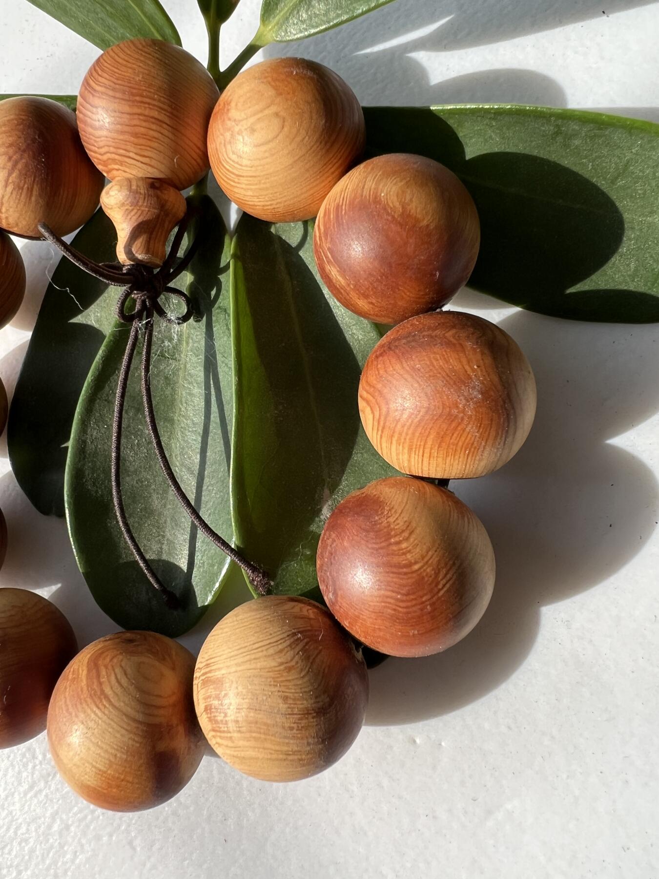 零元拍：崖柏老料2.0手串，十年前的存货了，油性极大。