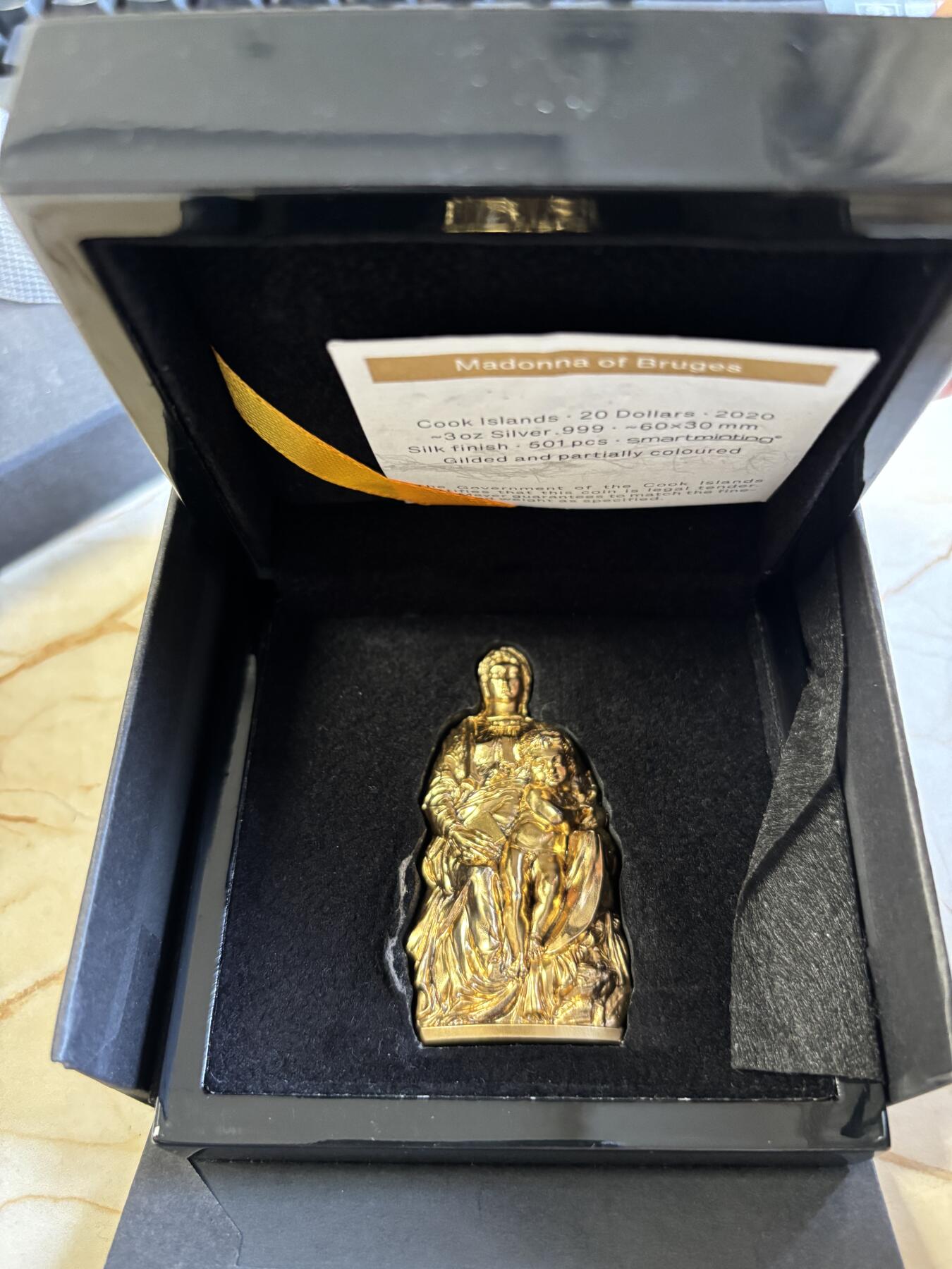 第193期拍卖 库克2020年圣母麦当娜和圣子3盎司立体镀金银币，999银，发行501枚
