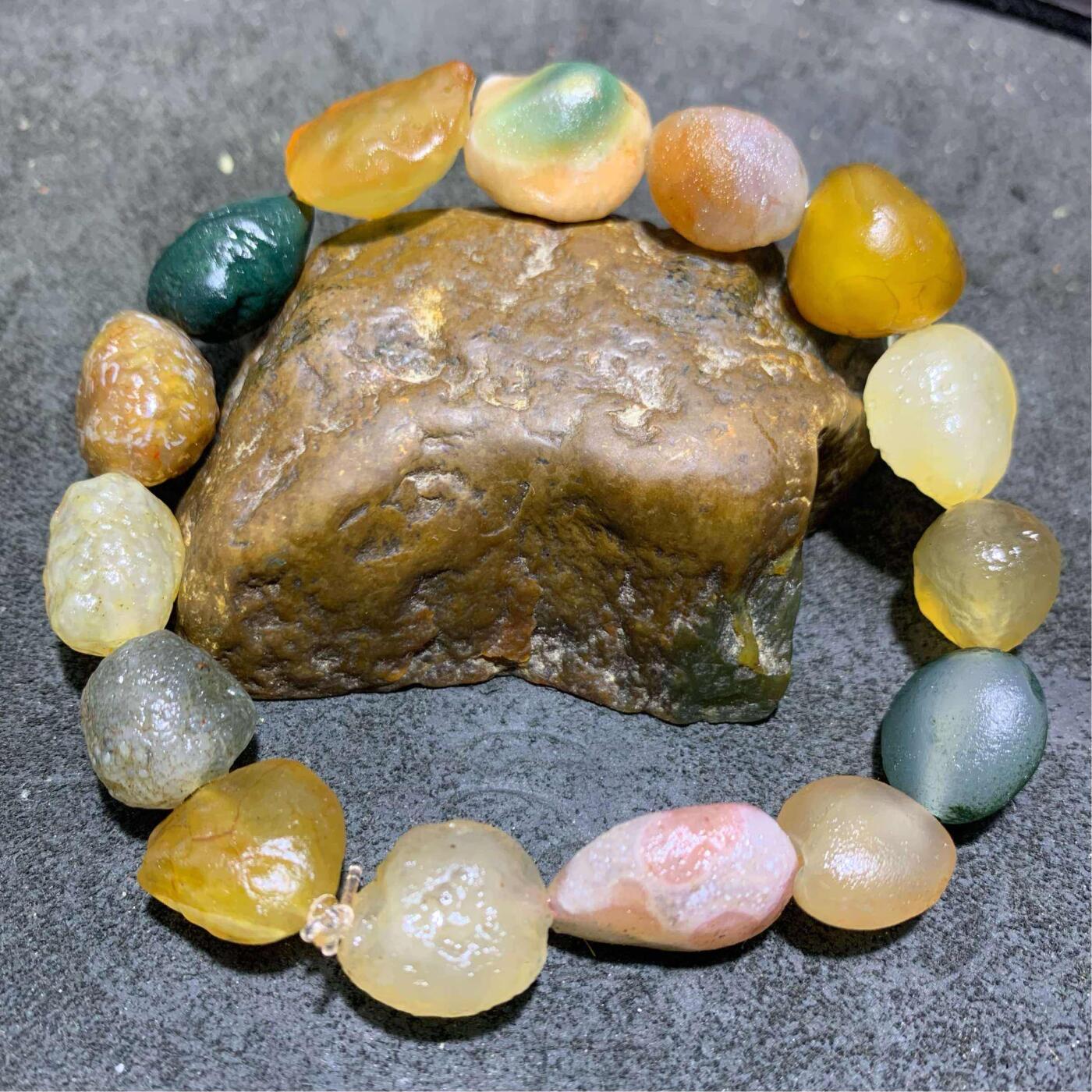 精美阿拉善玛瑙彩珠原石手串一条，