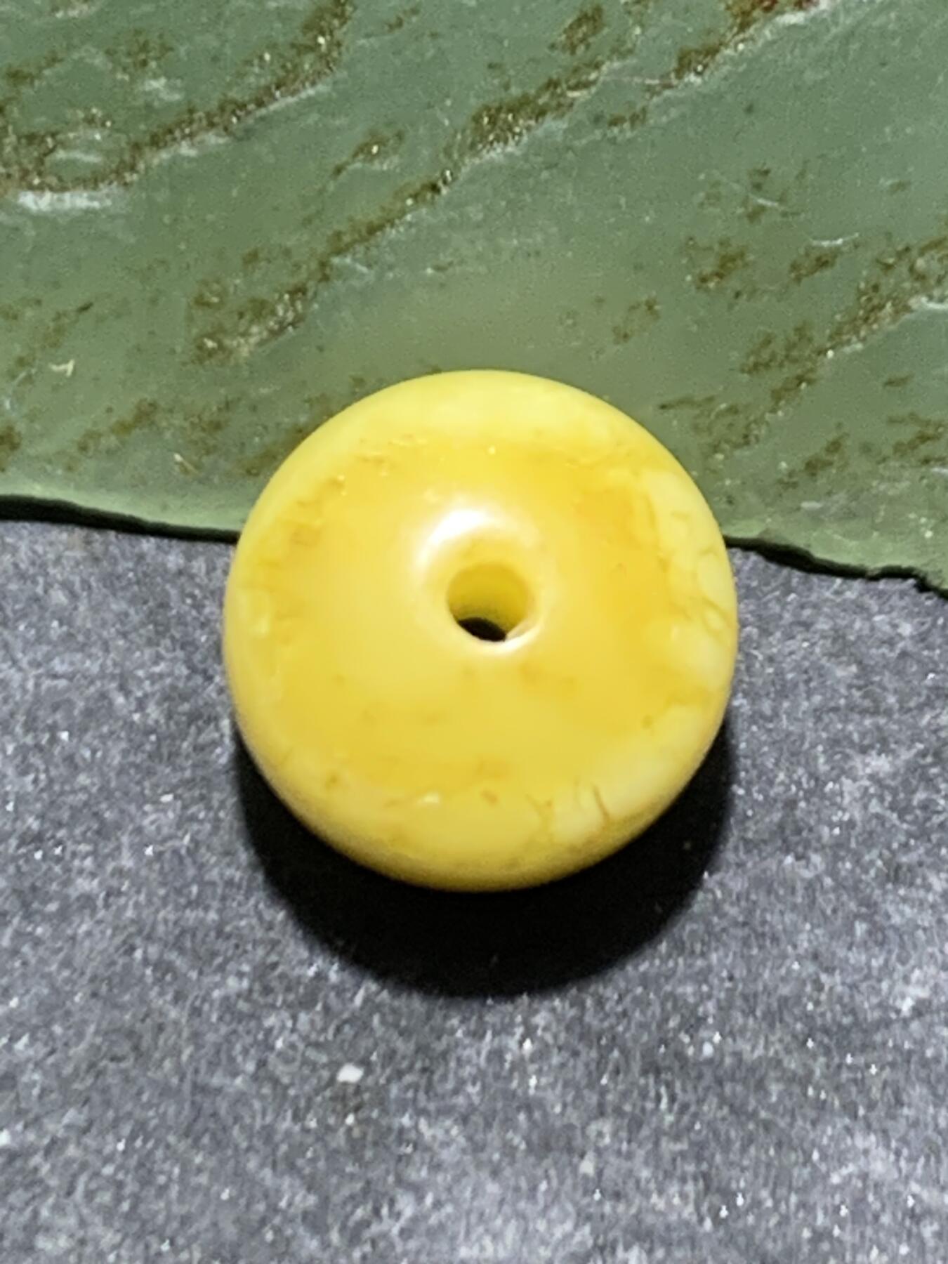 天然俄料原矿蜜蜡老形桶珠一颗，