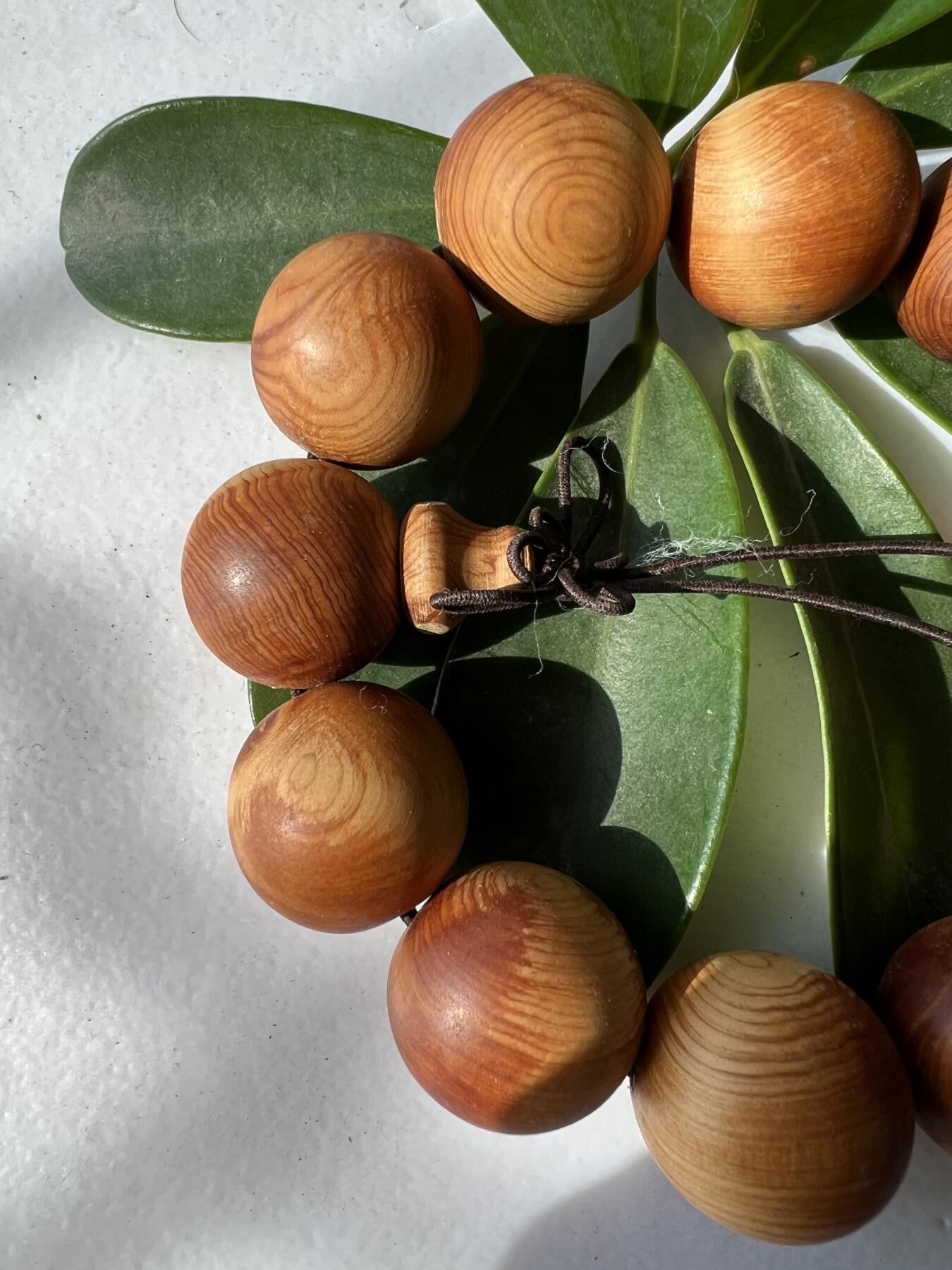 零元拍：崖柏老料2.0手串，十年前的存货了，油性极大。