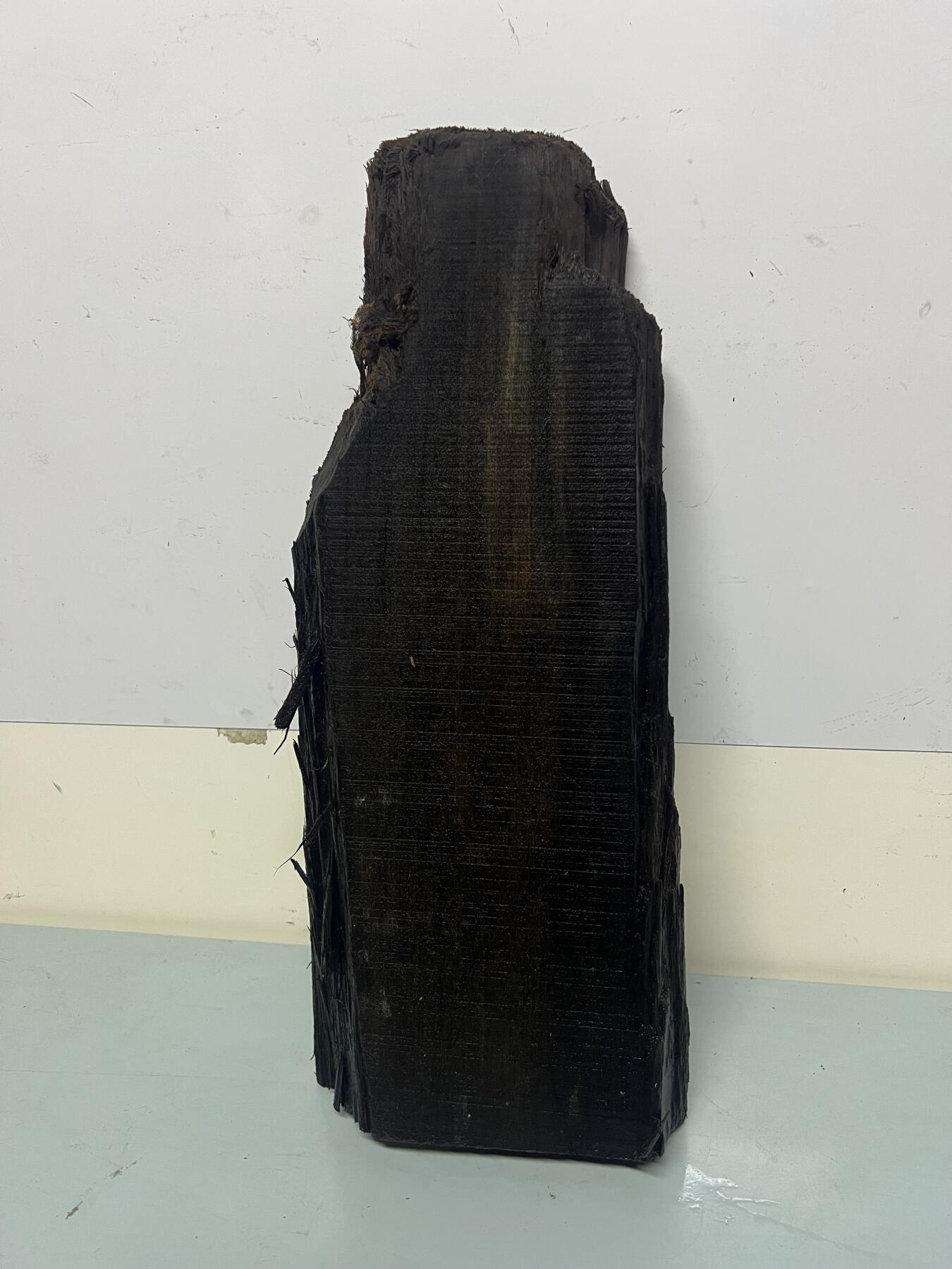 零元拍：NO.15乌木金丝楠 ，无需打磨就已经金光闪闪。满金丝药香，尺寸约：39/15/4CM。4斤多重