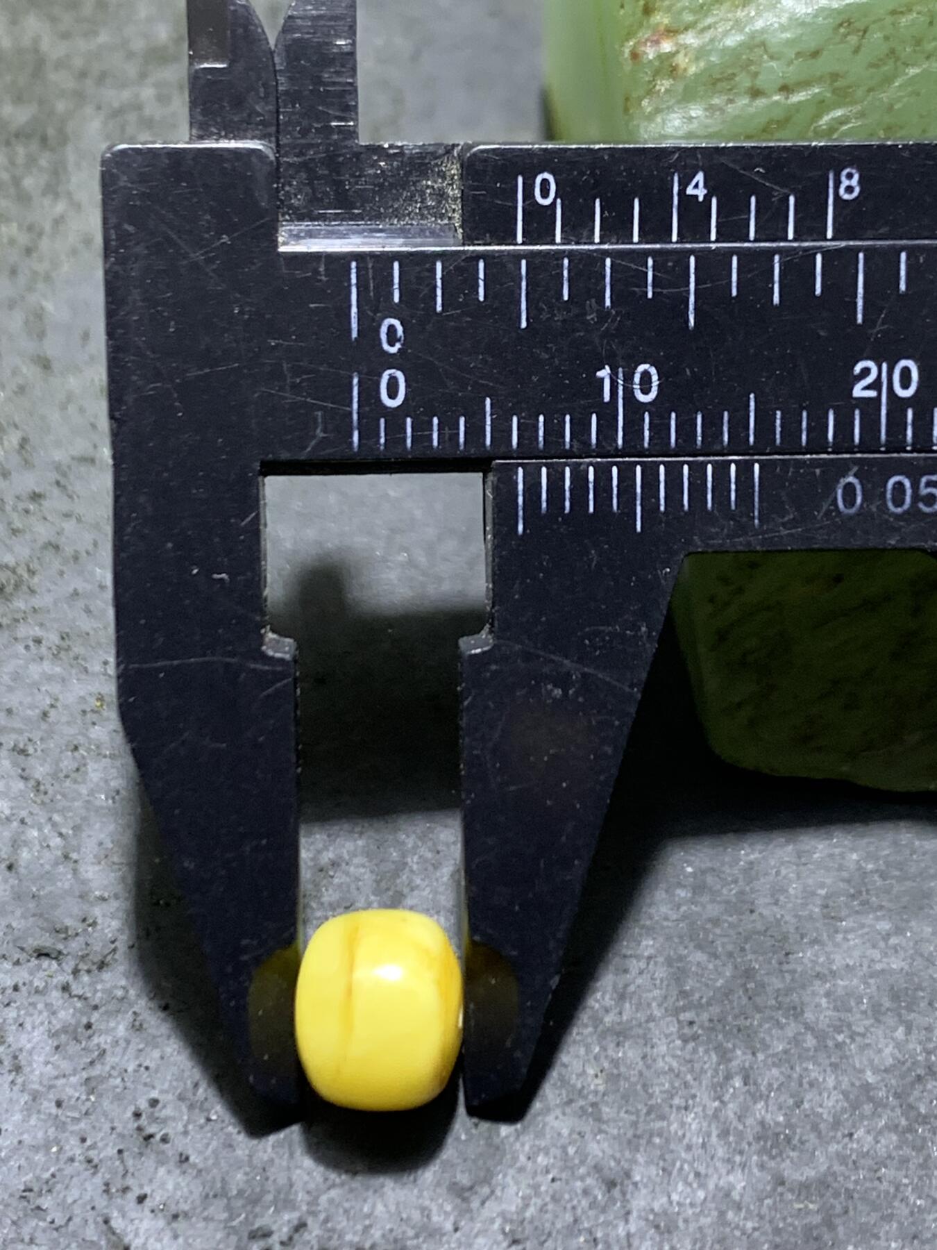 天然俄料原矿蜜蜡老形桶珠一颗，