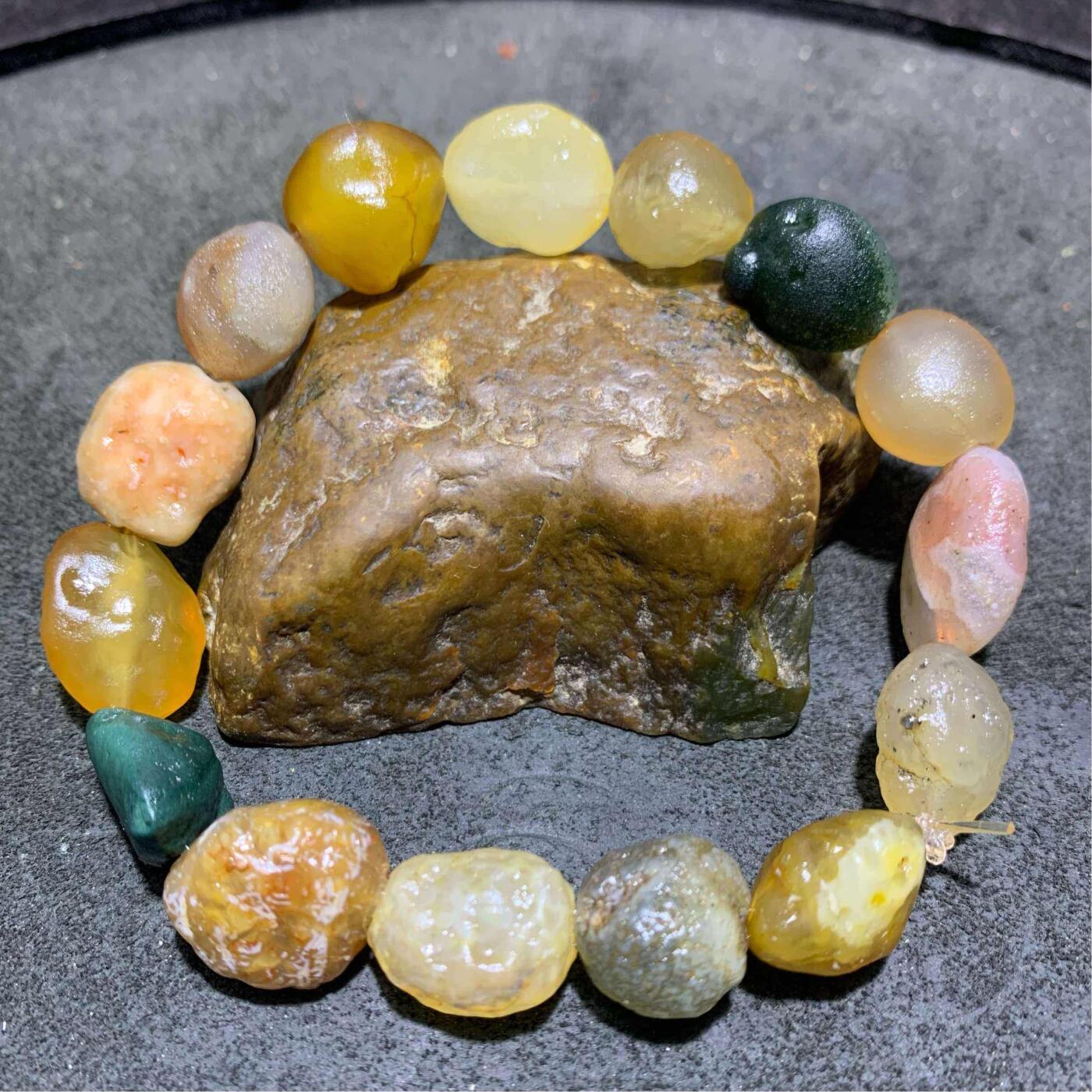 精美阿拉善玛瑙彩珠原石手串一条，