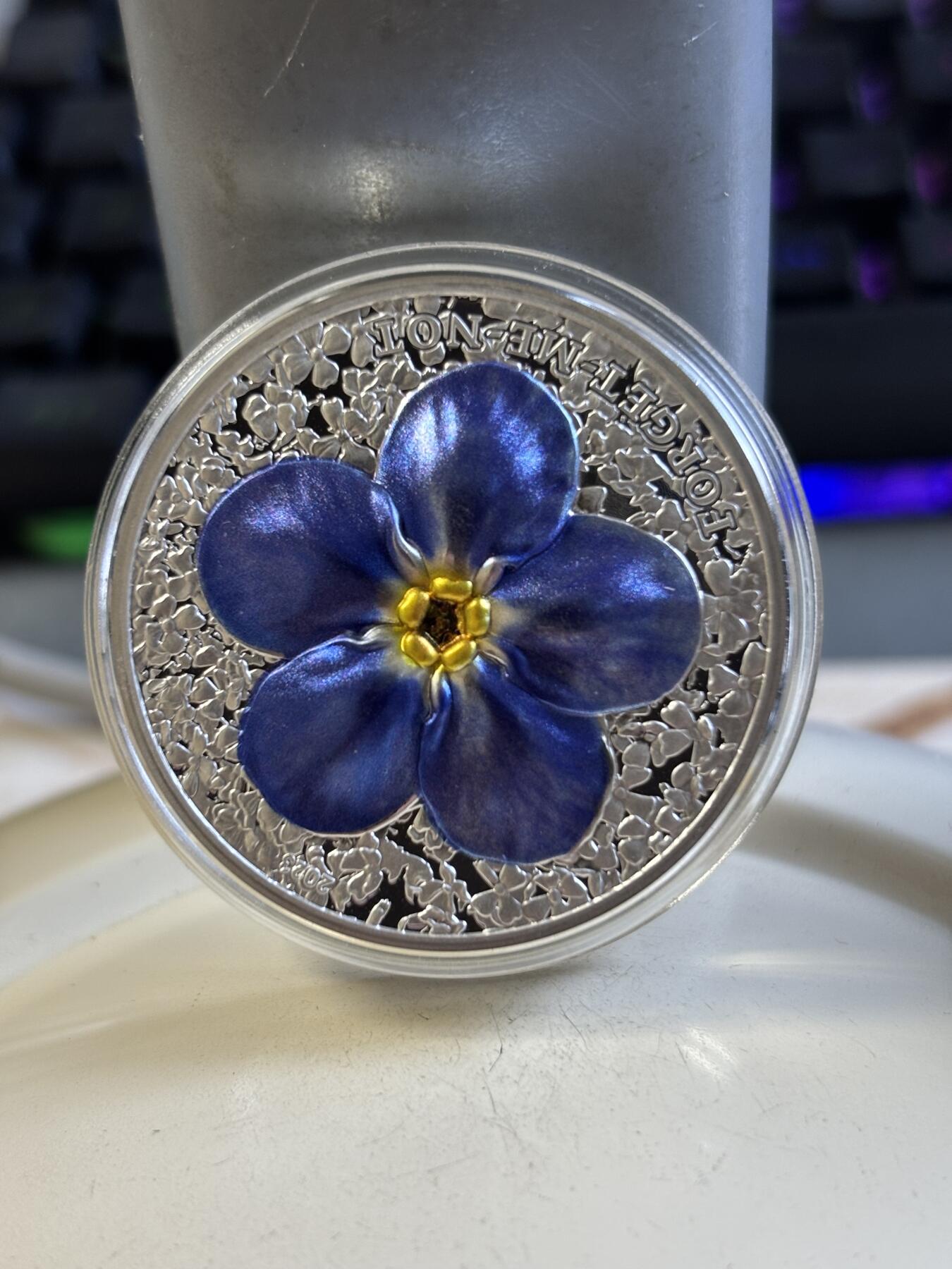 第193期拍卖 帕劳2023年花卉系列勿忘我花2盎司高浮雕彩色银币，999银，发行999枚