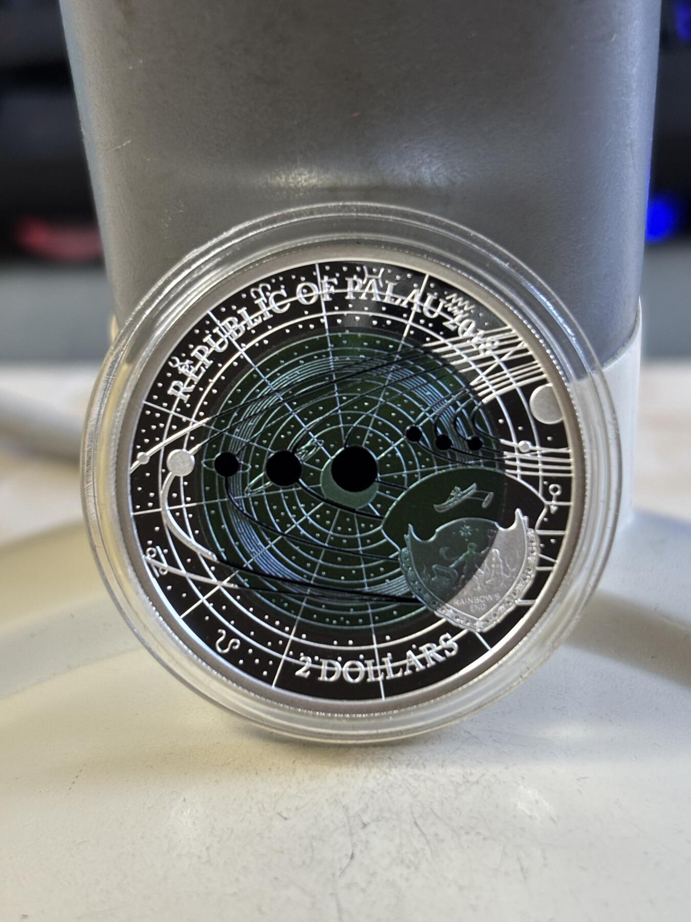 第193期拍卖 帕劳2018年太阳系系列2天王星镶蓝色铌金属彩银币，金属:999银/998铌，重量:15克(8.3克银/6.7克铌），直径:30毫米，发行：3000枚