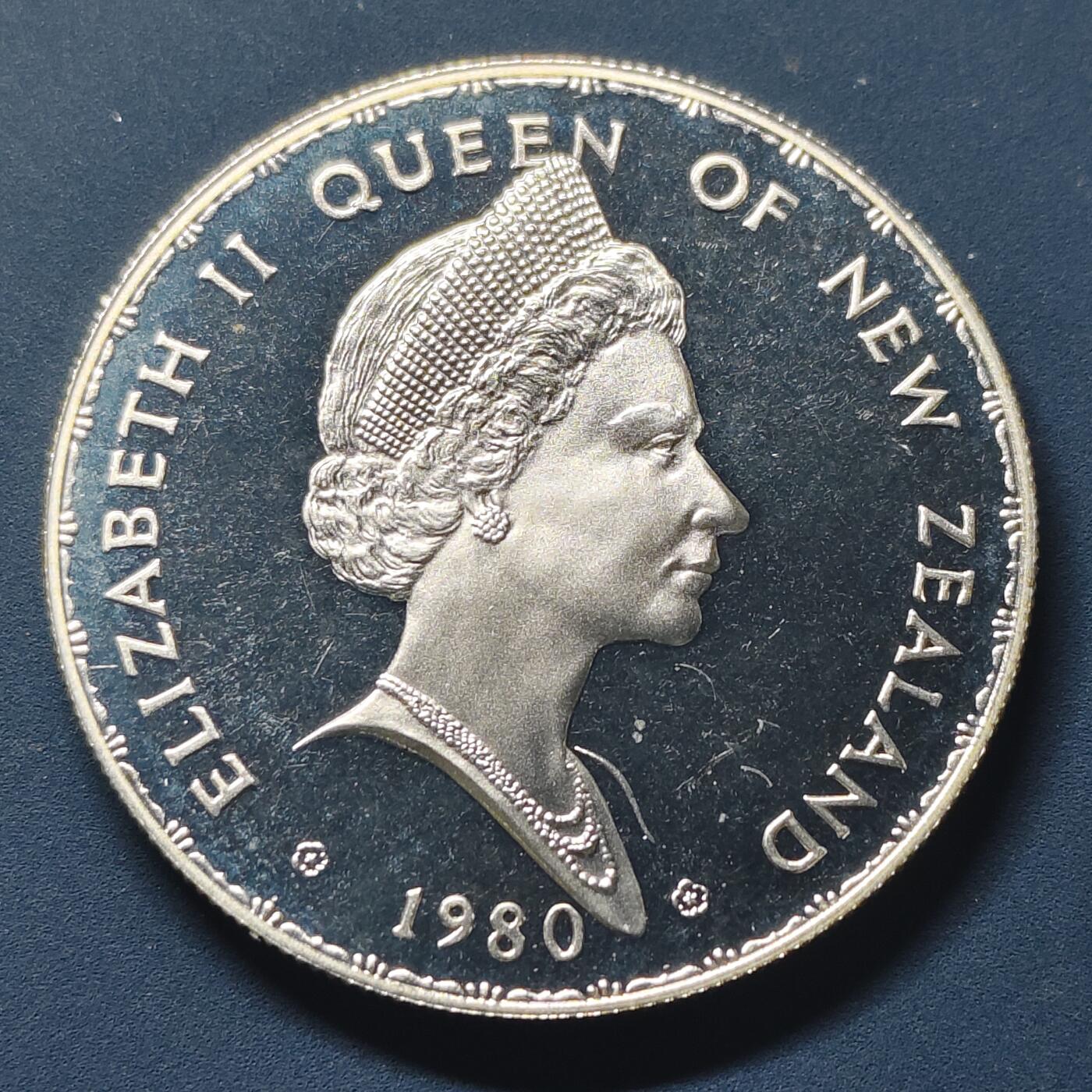 【全场包邮】纯粹捡漏拍511场 新西兰1980年1元本地鸟类系列扇尾鹟精制克朗型纪念银币【38.8毫米27.2克92.5%】-盒装