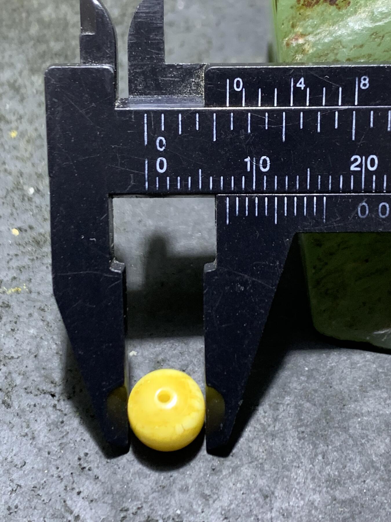 天然俄料原矿蜜蜡老形桶珠一颗，