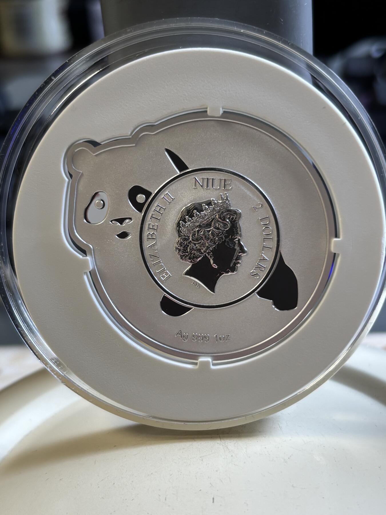 第192期拍卖 纽埃2022年崭露头角系列熊猫异形纪念银币，1盎司，发行5000枚