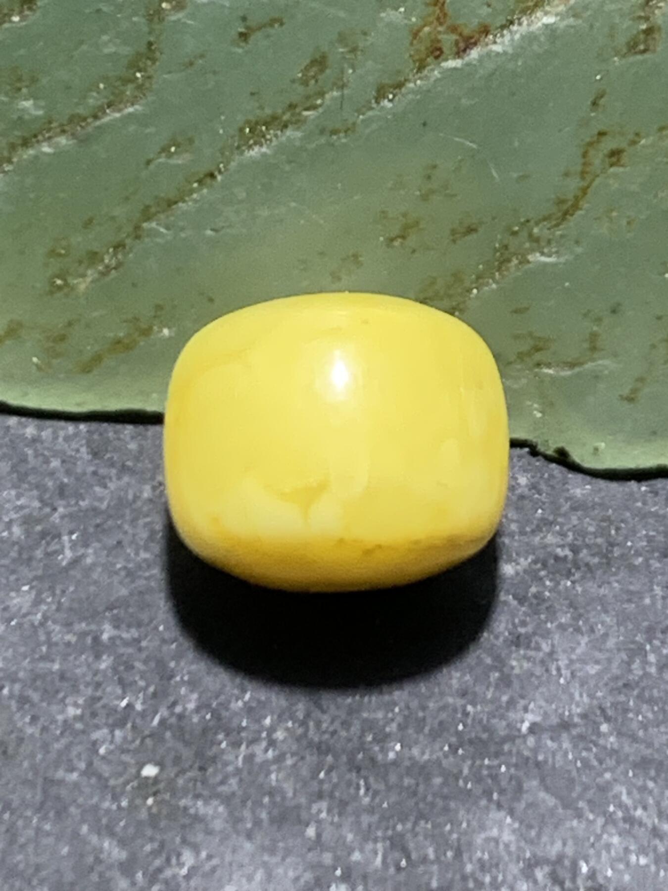 天然俄料原矿蜜蜡老形桶珠一颗，