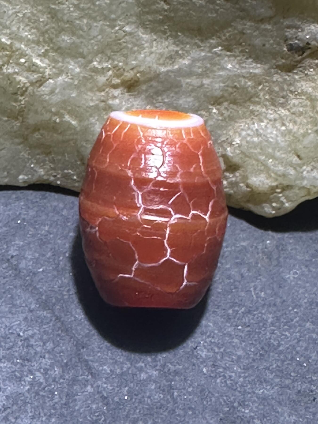 高玉化龙鳞风化纹缠丝玛瑙随形桶珠一颗