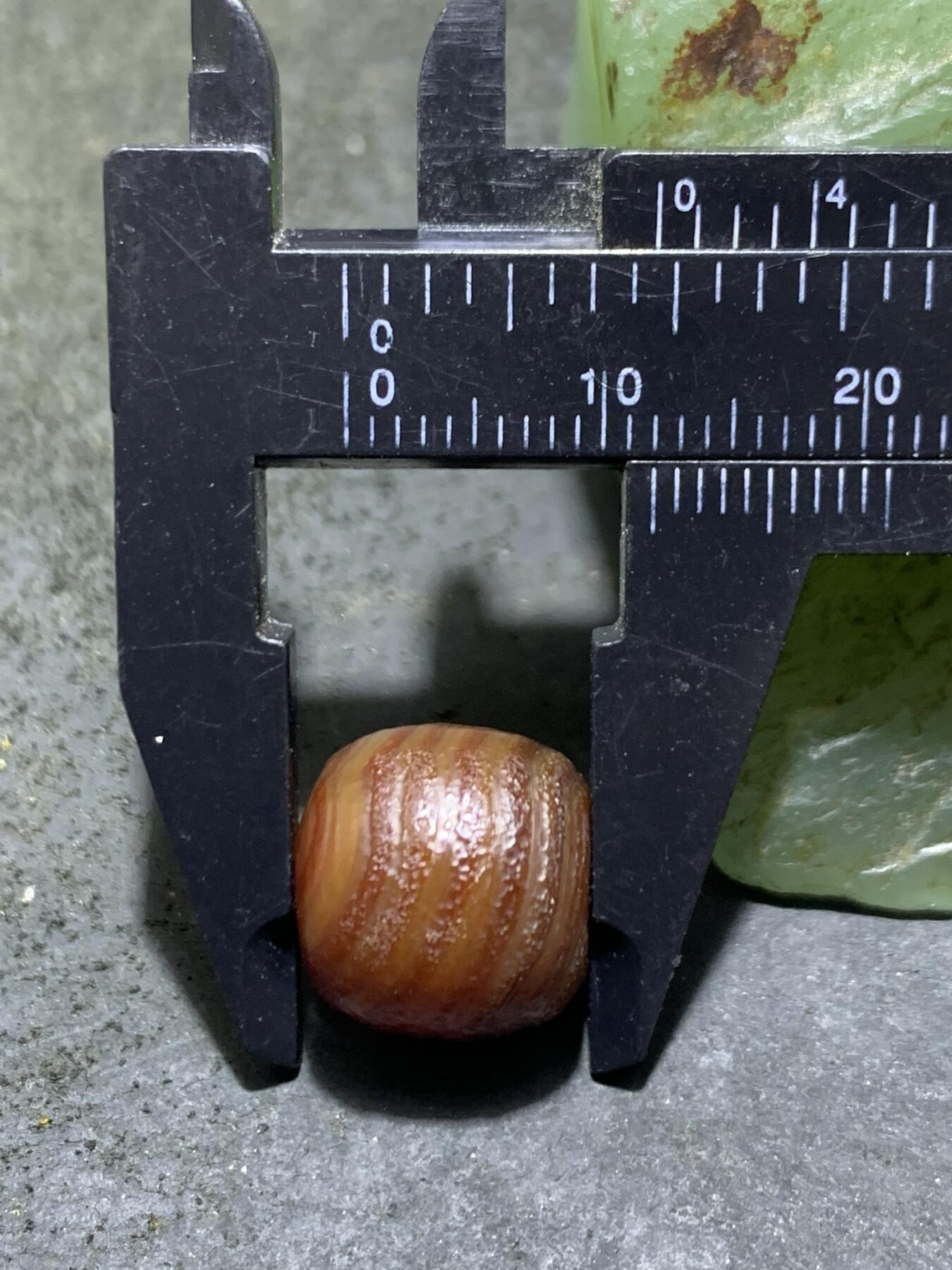 精美高玉化千层风化纹缠丝玛瑙老形桶珠一颗，