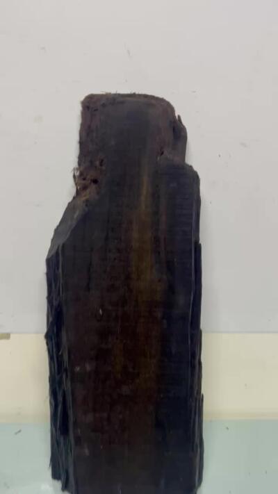 零元拍：NO.15乌木金丝楠 ，无需打磨就已经金光闪闪。满金丝药香，尺寸约：39/15/4CM。4斤多重