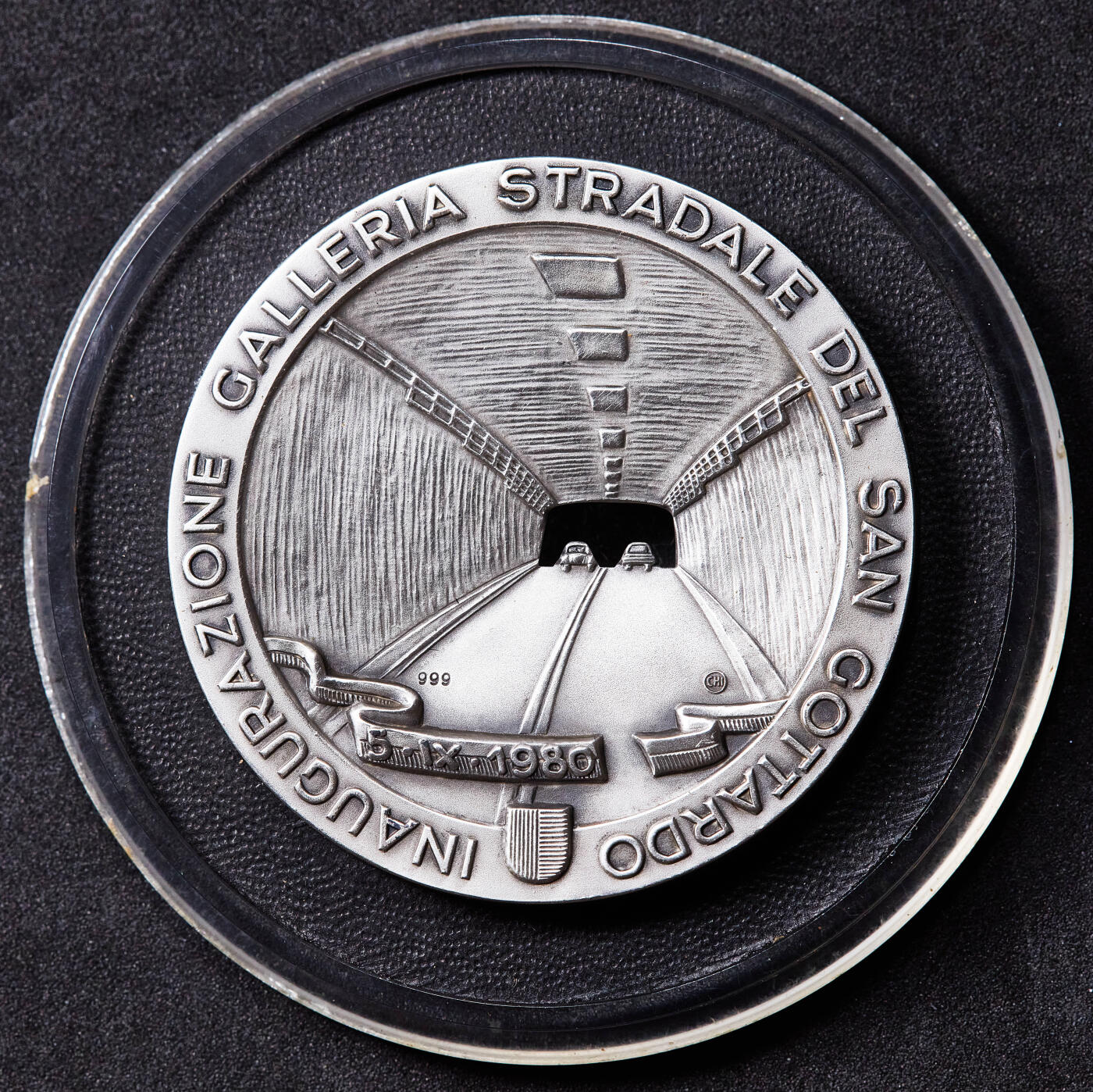 【俄甄集藏】2026年(049)03-18星期三 晚 19:30 全场包邮 瑞士1980年纪念连接德国、法国，瑞士、意大利的圣哥达公路隧道建成通车复古镂空大银章，直径：50mm，重量：71.8克，设计精美，999银