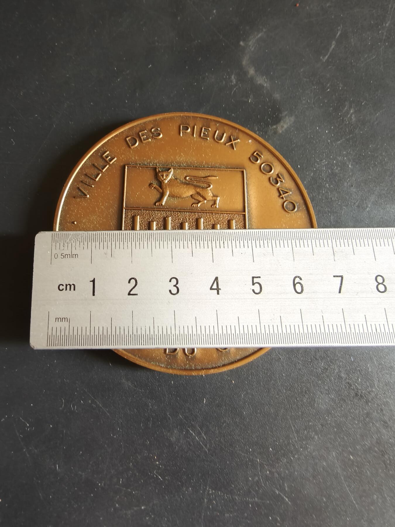 老王徽章第186期 法国诺曼底大区芒什省列皮厄市大铜章    原盒    直径68mm    重量132.6g