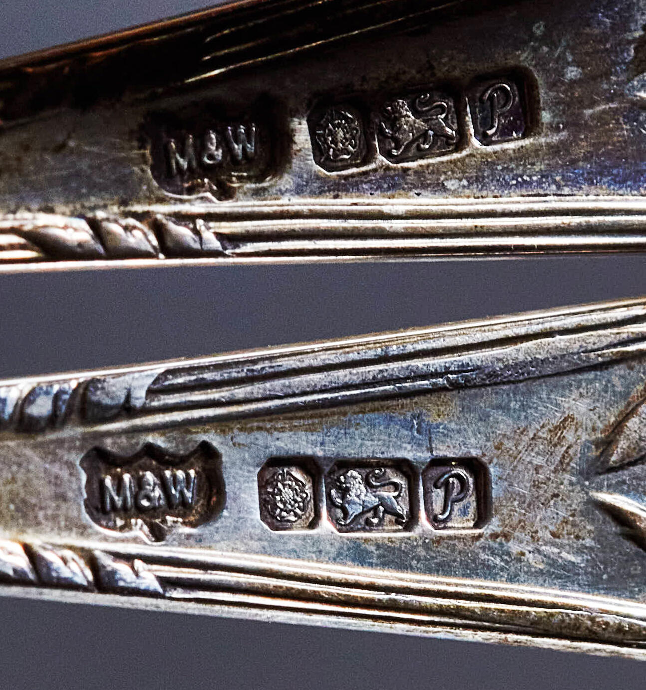 【俄甄集藏】2026年(049)03-18星期三 晚 19:30 全场包邮 英国伦敦1970年Mappin & Webb（马平&韦伯）顶级珠宝制造商（劳力士手表特许经销商）出品，银质古董汤勺6支一套，原盒，单体长：125mm，宽：28mm，重量：143克