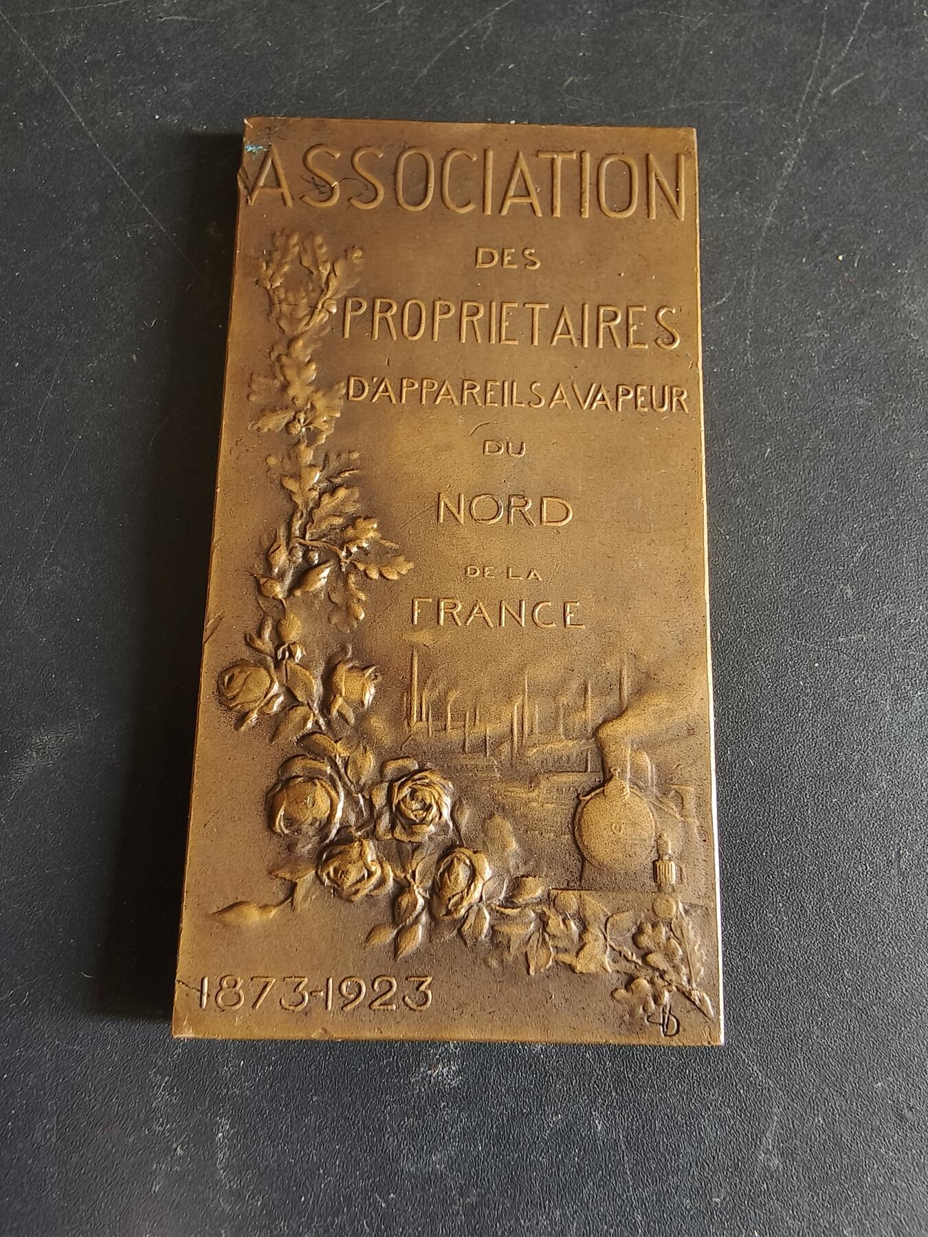 老王徽章第186期 法国北部地区蒸汽设备所有者协会成立50周年方形大铜章     尺寸65×33mm    .重量50g