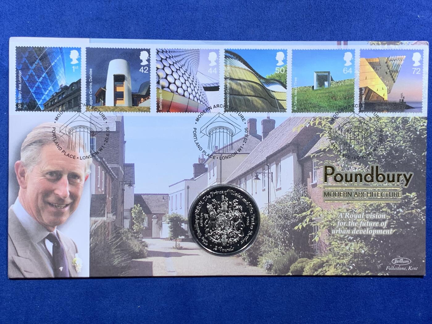 《竞宝斋》第468场 周日，周一 2场连拍 （全场包邮）欢迎送拍 英国2005年庞德伯里现代建筑2英镑纪念币，邮币封，附6张邮票