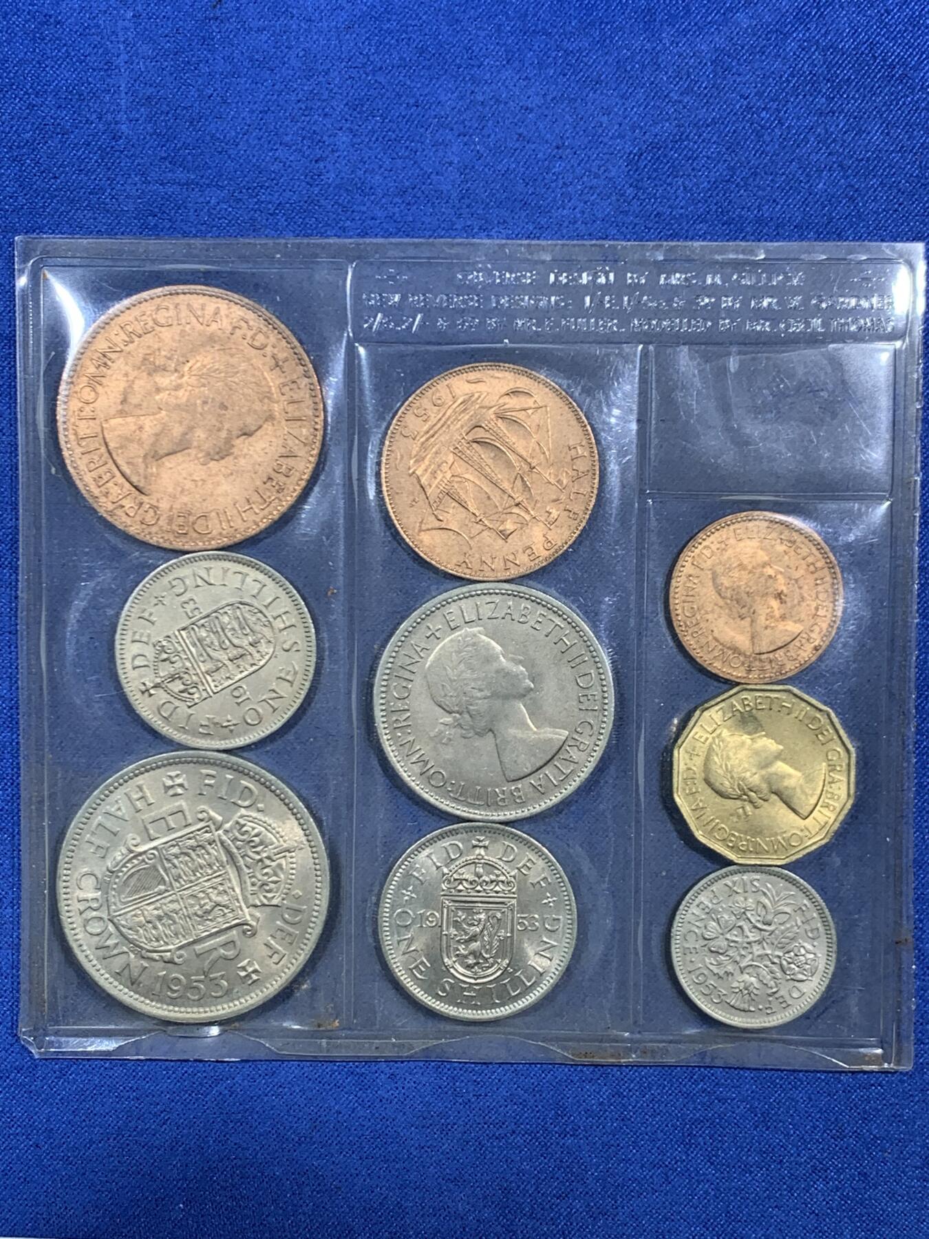 《竞宝斋》第468场 周日，周一 2场连拍 （全场包邮）欢迎送拍 两套一组 英国1983年套币册 新1镑发行首年 精美纹章盾徽漂亮 1/2便士的最后几年 册证齐全 ，外加维多利亚一组。