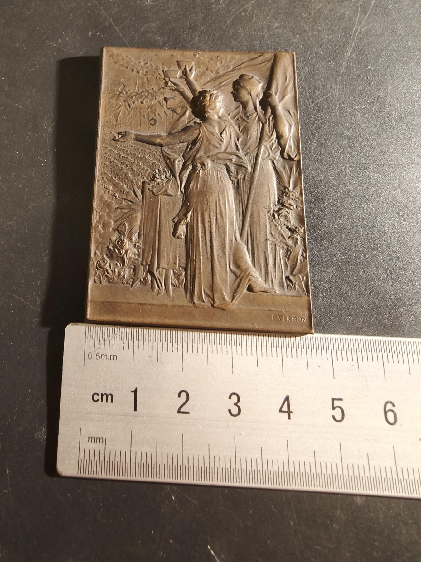 老王徽章第186期 法国1900年巴黎世博会市长宴会方形大铜章    大师维农作品     尺寸65×43mm      重量72.9g