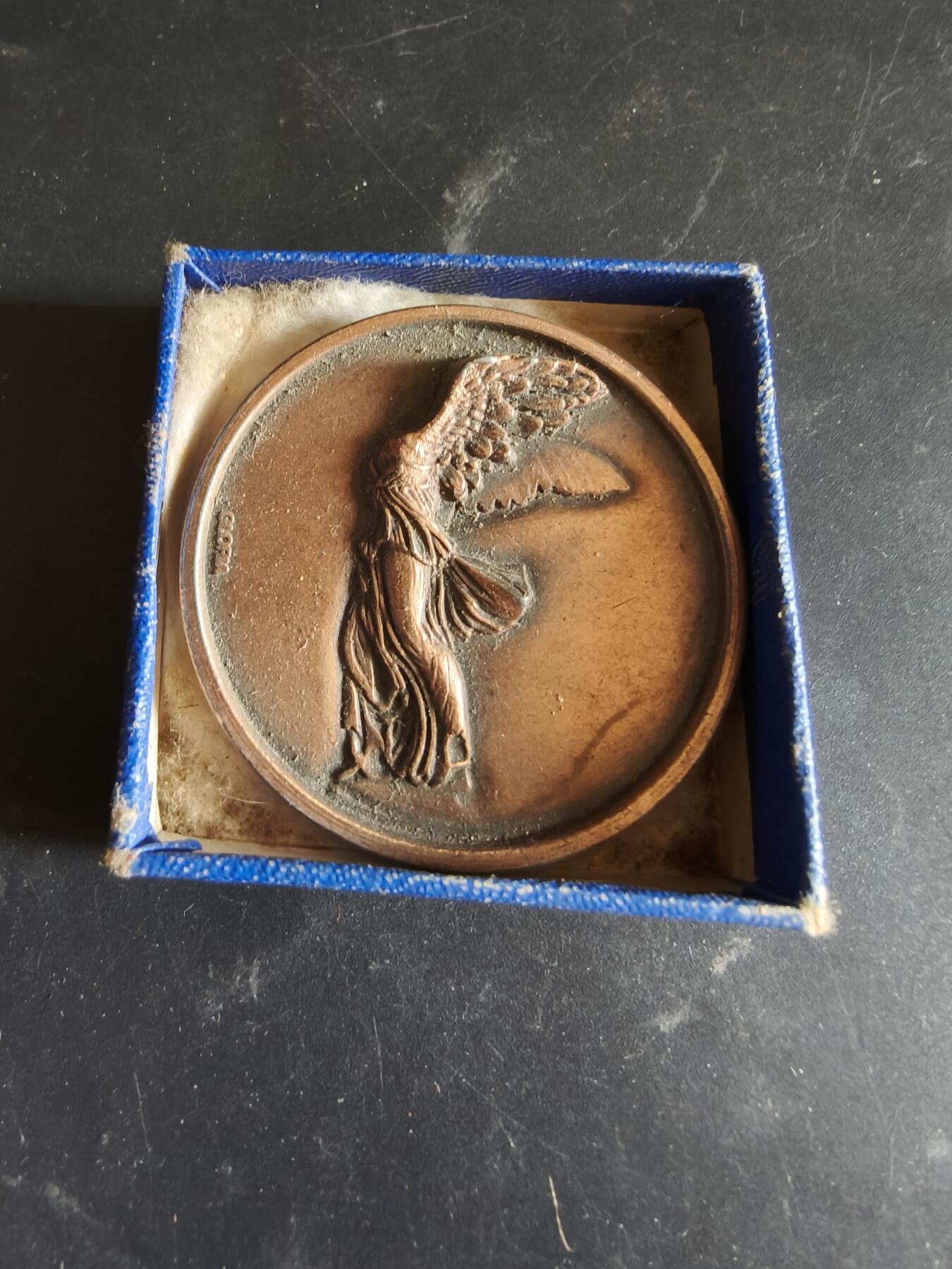 老王徽章第186期 法国诺曼底地区蓬杜伊镇纪念章    原盒     正面为“萨莫色雷斯尼克的胜利女神”     直径50mm    重量60.7g
