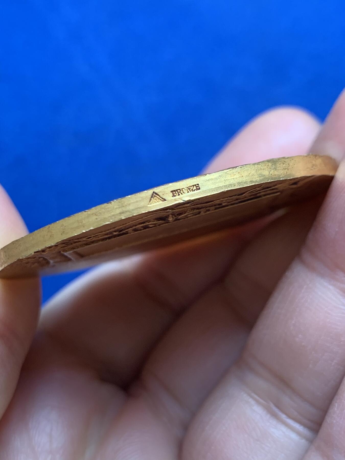 《竞宝斋》第468场 周日，周一 2场连拍 （全场包邮）欢迎送拍 法国畜牧业镀金铜章 51.3克 49mm 三角铜标