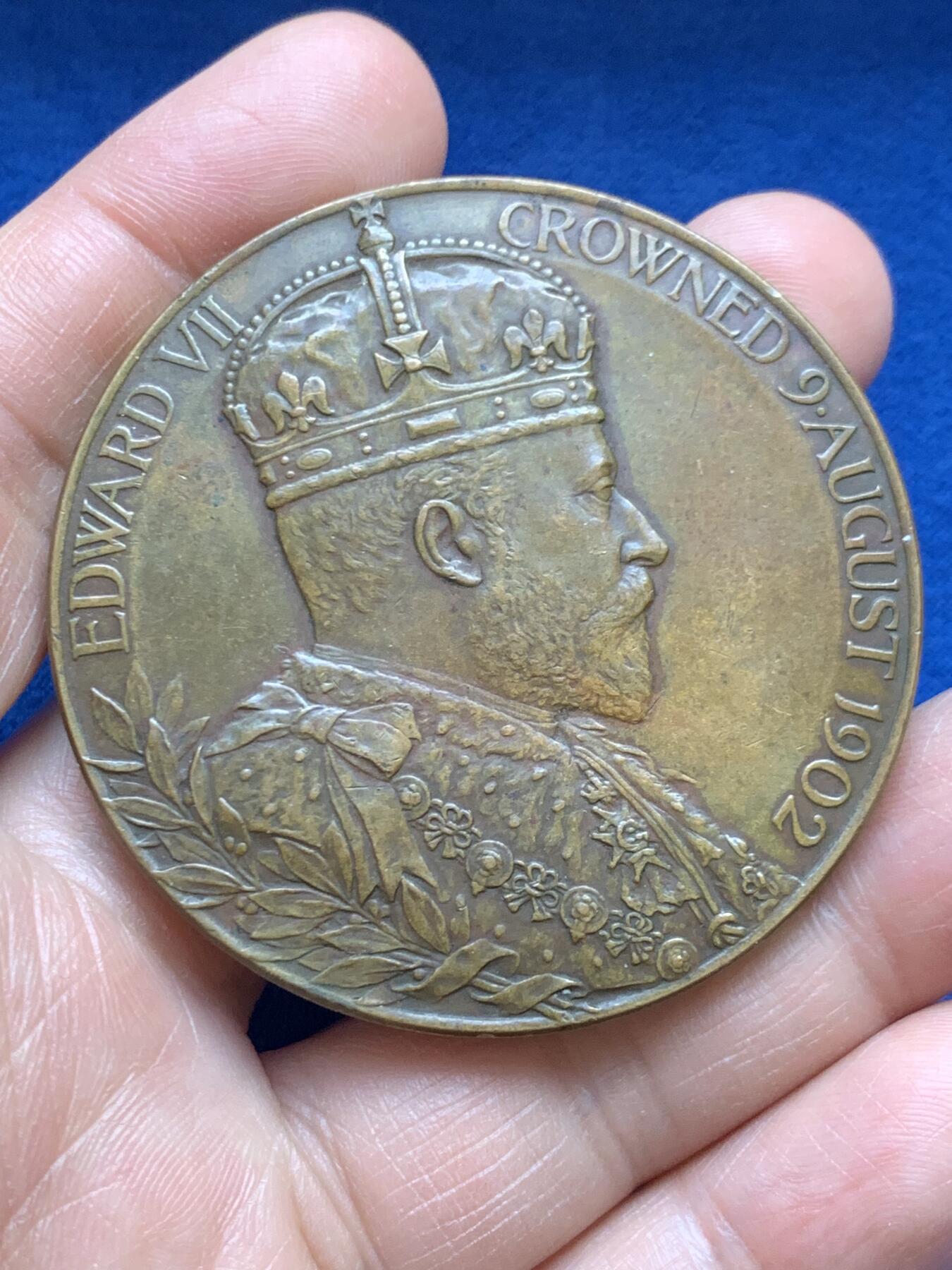 《竞宝斋》第468场 周日，周一 2场连拍 （全场包邮）欢迎送拍 英国1902年爱德华七世和亚历山德拉皇后双面大铜章，纪念爱德华七世加冕，表面温润，品相不错。79克，55.2mm