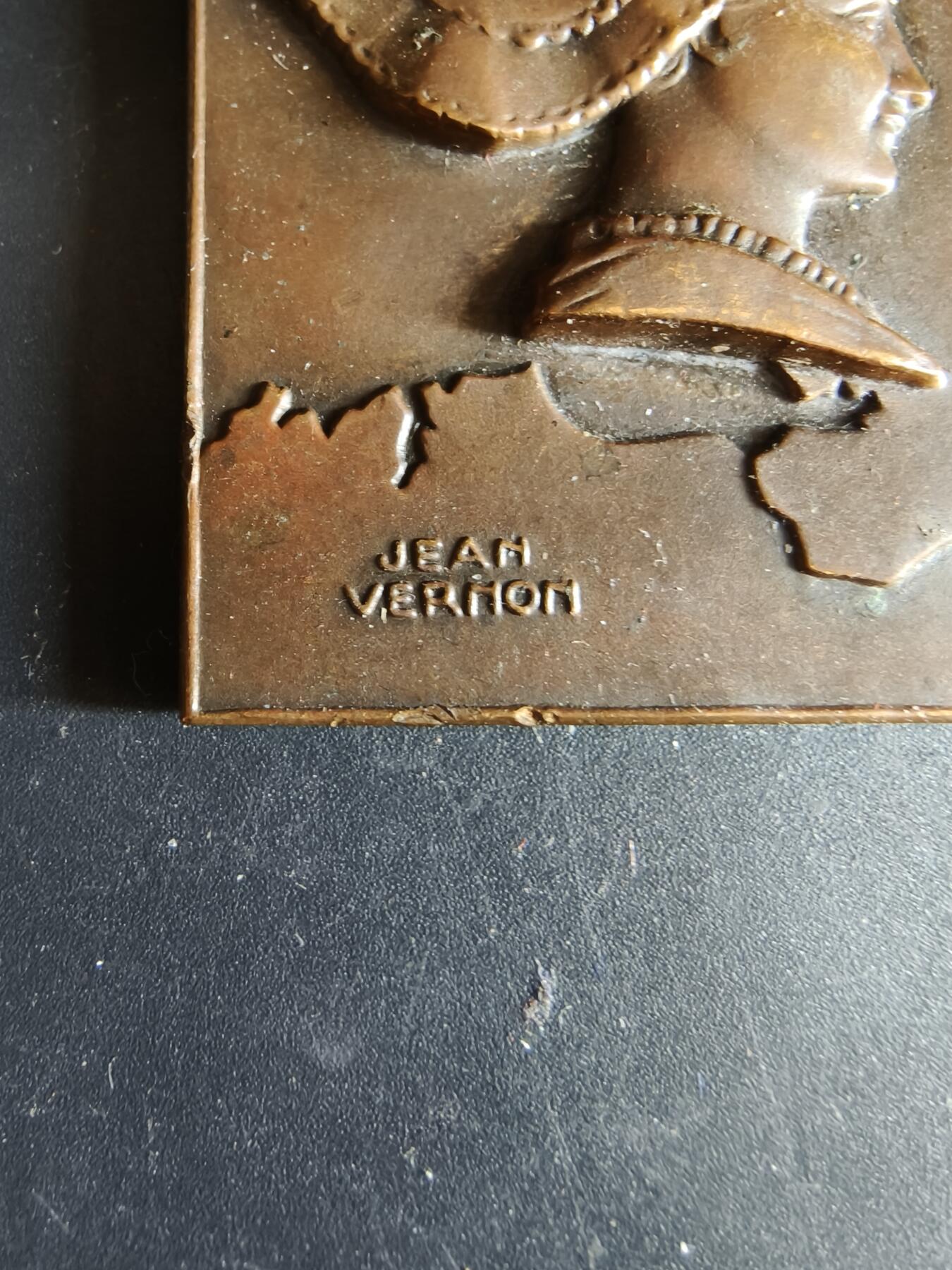 老王徽章第186期 法国《瑟堡新闻报》方形大铜章     高浮雕    大师维农作品     该报纸被誉为“解放后的法国第一日报”      尺寸50×66mm     重量116.1g