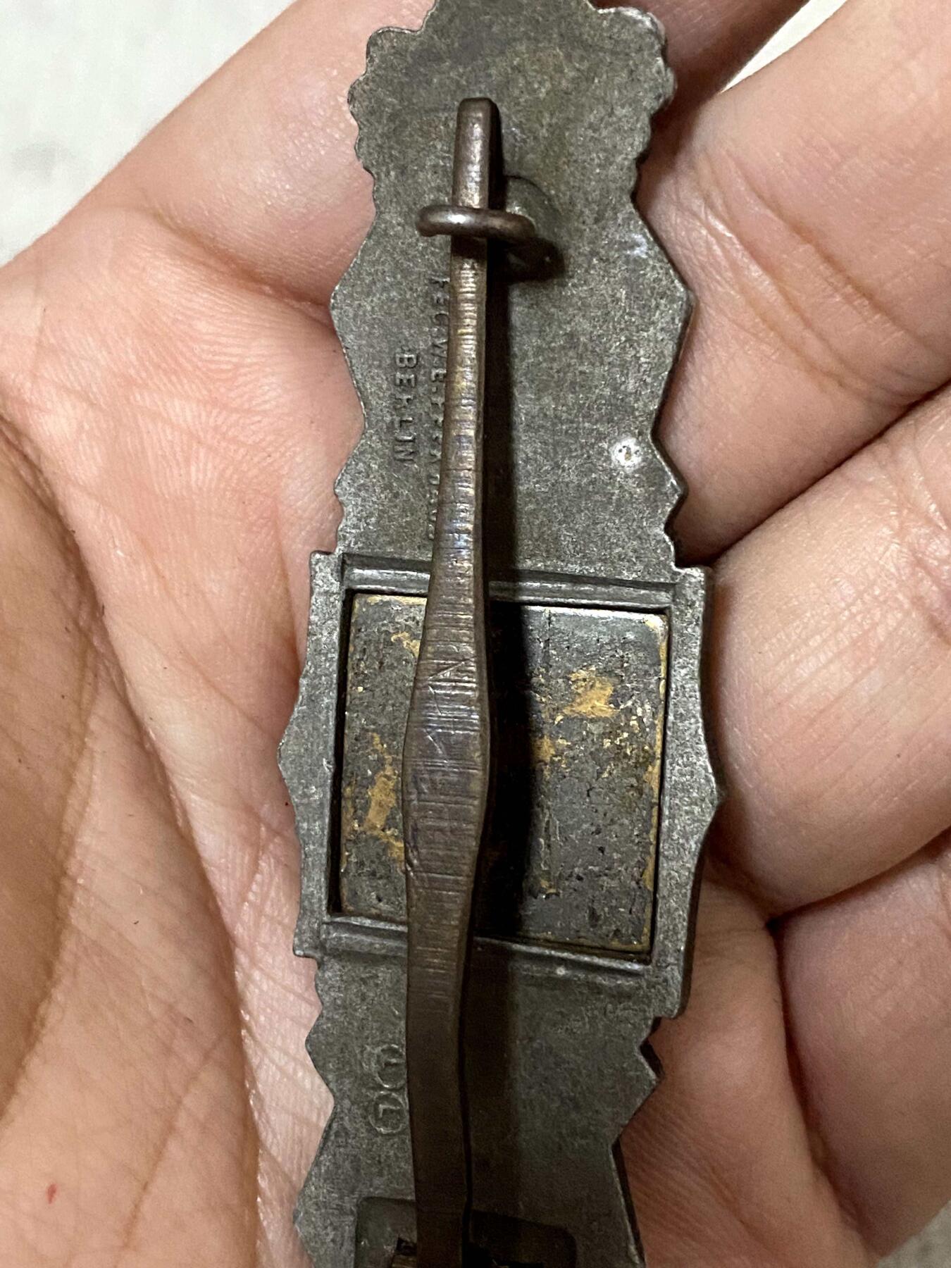 美德苏勋章奖章拍卖 本次各种都有 取消了保留价模式  德因原因只上2-3图 具体的想要的请联系我要完整图。都经过讨论未标明则全部是原品，保真 放心拍。3月4日晚上九点结束在麦稀奇 找不到的加我qq或者微信都是184277308备注苏章拍卖。