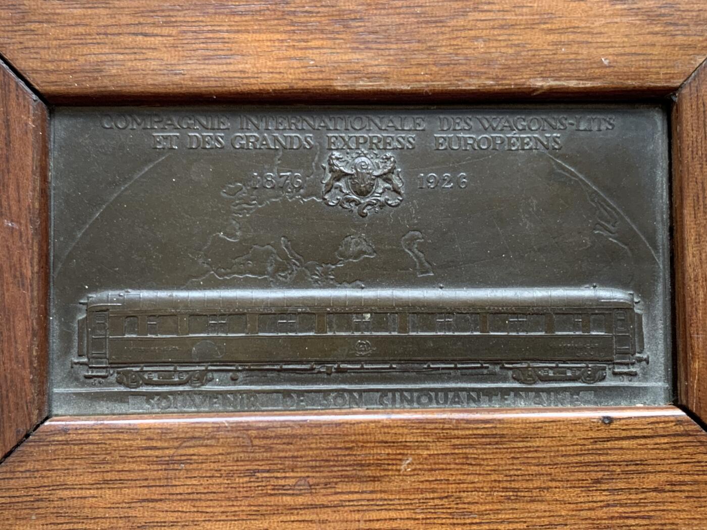 《竞宝斋》第468场 周日，周一 2场连拍 （全场包邮）欢迎送拍 1926年H.德罗普西设计法国国际卧铺车与欧洲大东方快车公司成立五十周年纪念高浮雕铜方章，本章工艺复杂，其中世界地图采用阴刻法，值得收藏。已装裱，可拆卸。总重227.8克，尺寸约104*150mm