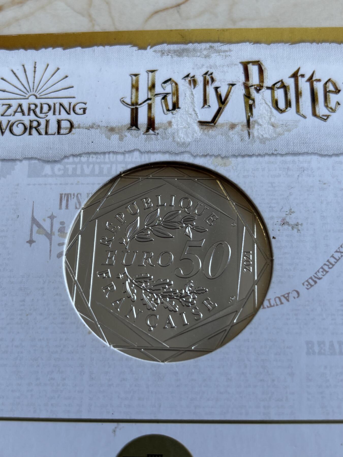 第193期拍卖 法国2021年哈利波特系列2组海德薇的信50欧彩银币原卡册，900银，41克