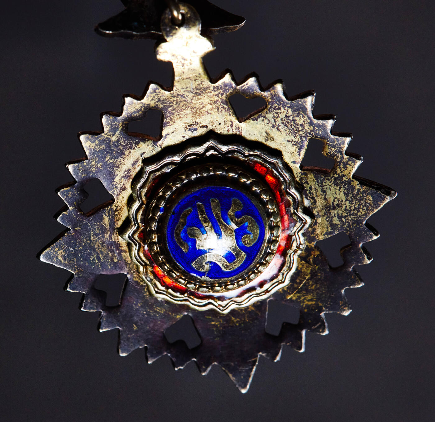 【俄甄集藏】2026年(049)03-18星期三 晚 19:30 全场包邮 泰国军官级王冠勋章，银质珐琅，带原盒，直径：32mm，重量约：16.6克，红色珐琅部分有局部开片