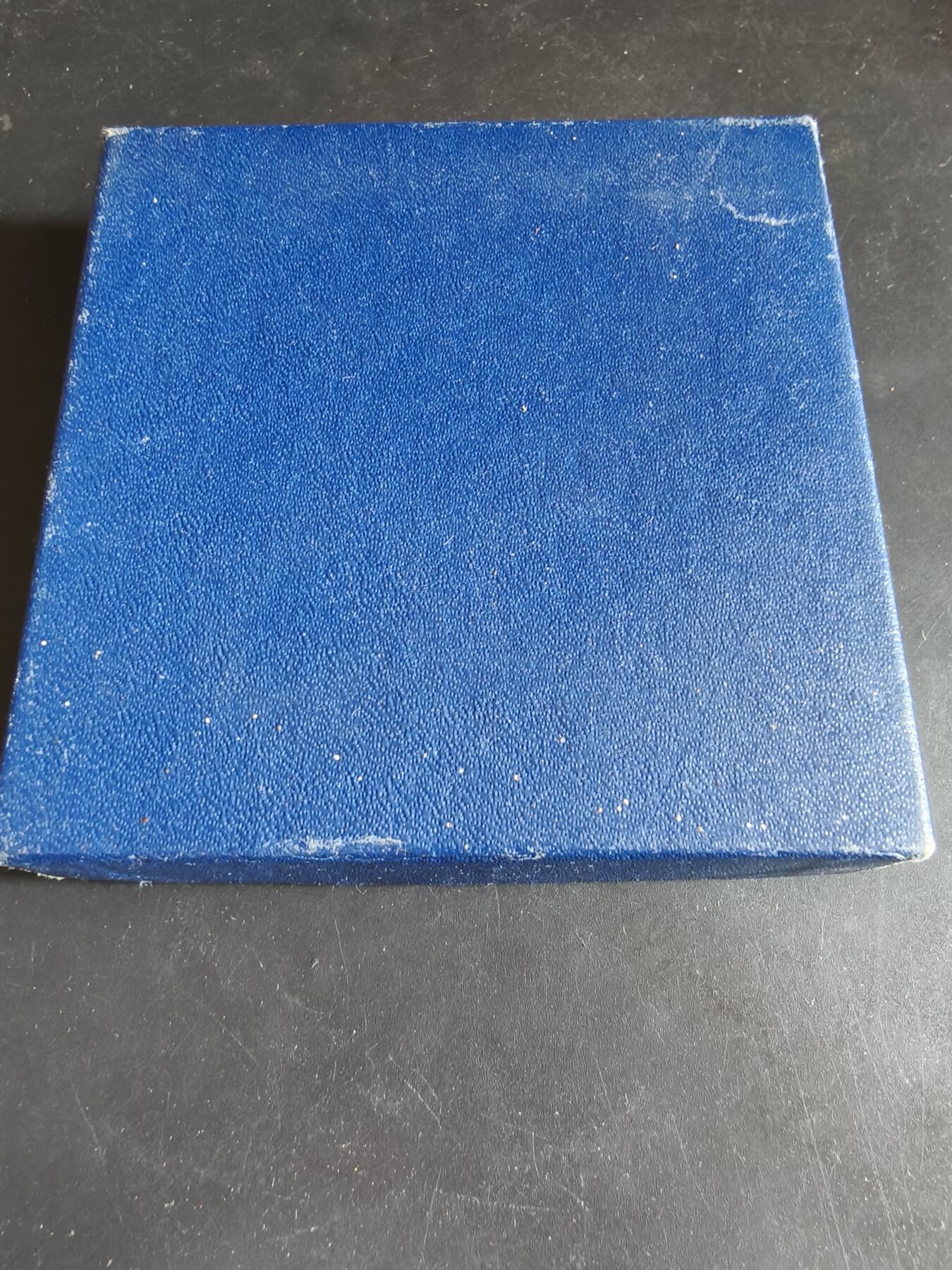 老王徽章第186期 法国农业信贷银行纪念章    原盒     正面为古希腊胜利女神     直径68mm     重量110g