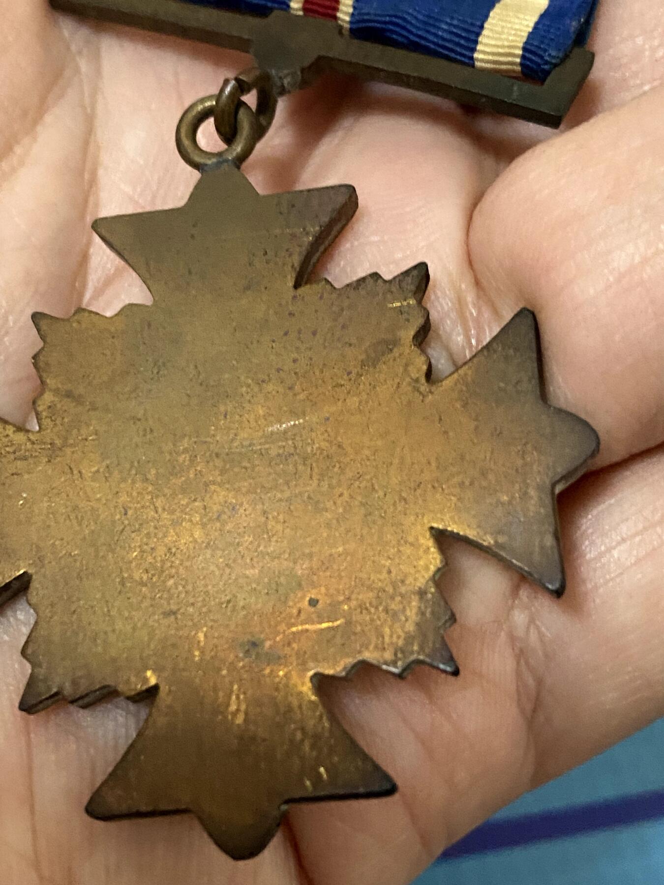 美德苏勋章奖章拍卖 本次各种都有 取消了保留价模式  德因原因只上2-3图 具体的想要的请联系我要完整图。都经过讨论未标明则全部是原品，保真 放心拍。3月4日晚上九点结束在麦稀奇 找不到的加我qq或者微信都是184277308备注苏章拍卖。 美国 飞行优异十字勋章 (Distinguished Flying Cross)带原盒 二战后期版本 也比稀有 品相很好