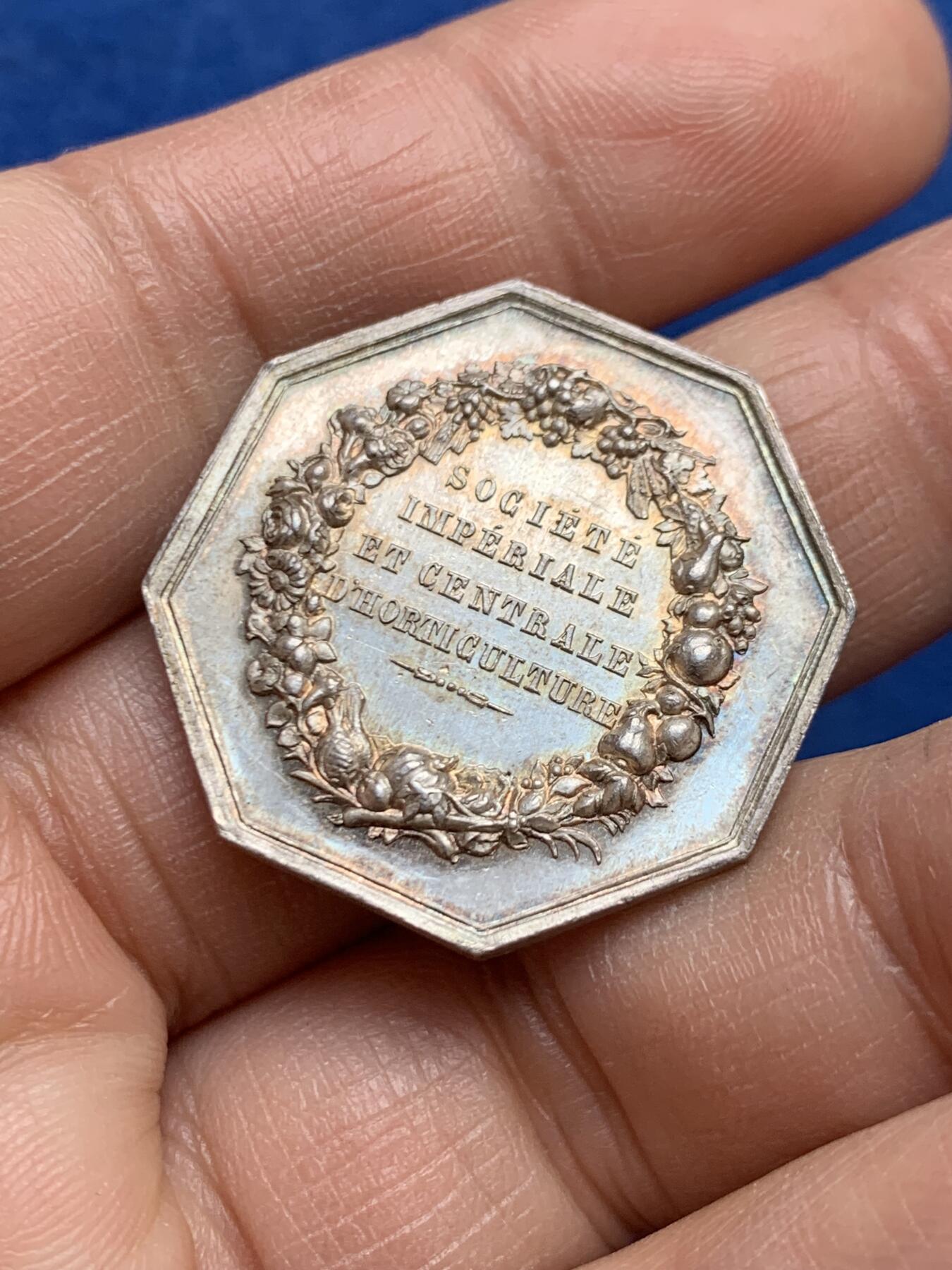 《竞宝斋》第468场 周日，周一 2场连拍 （全场包邮）欢迎送拍 法国中央园艺学会八角银质代币 正面拿三像 蜜蜂银标边铭 28.6mm 10.9克